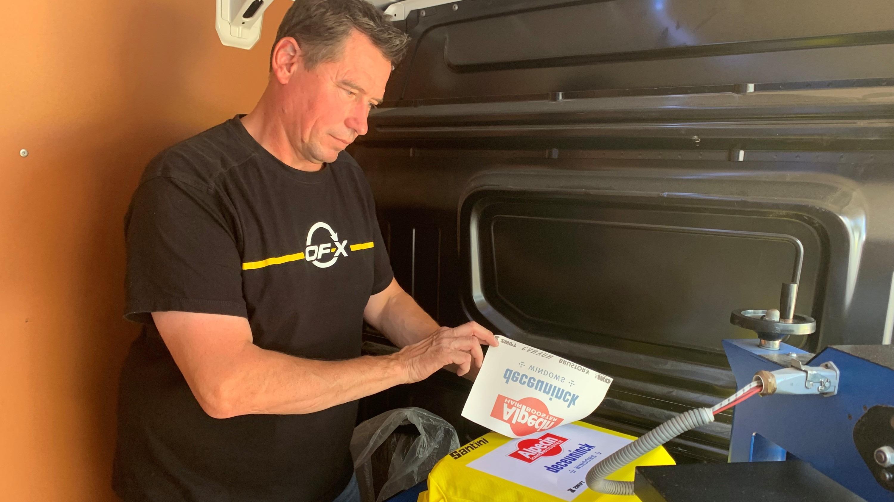 Tour de France : «Pogacar, c’est un plaisantin», Fabrice, l’homme qui floque depuis vingt-deux ans le maillot jaune sur le podium