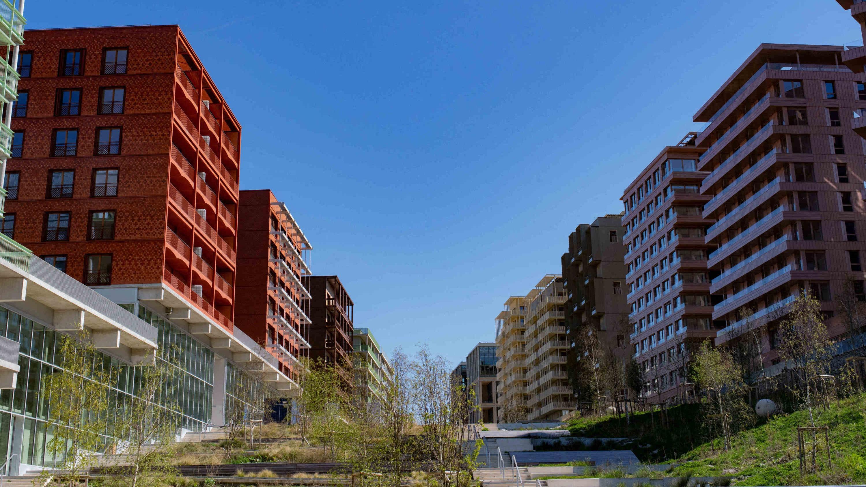 Après s’être parés des couleurs des nations compétitrices, les immeubles du village olympique ont repris des couleurs plus classiques. (ici, en avril).