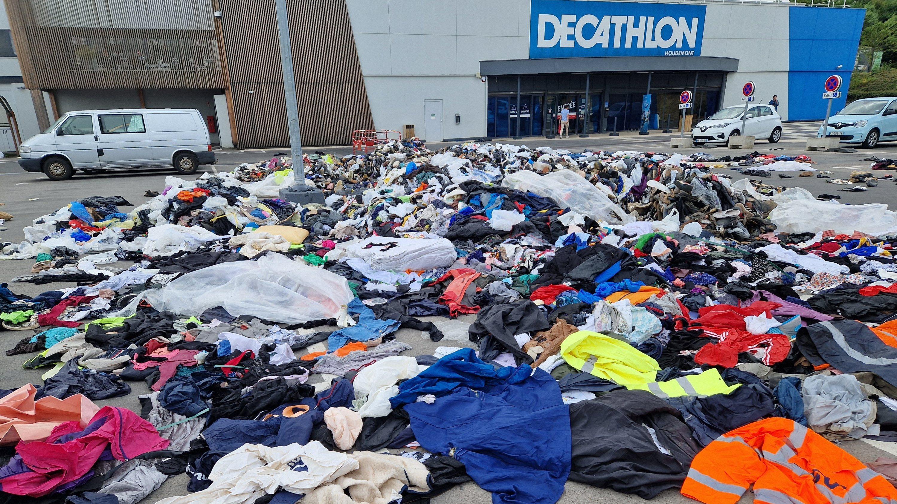Surconsommation, baisse de qualité… La filière du recyclage de vêtements à l’agonie