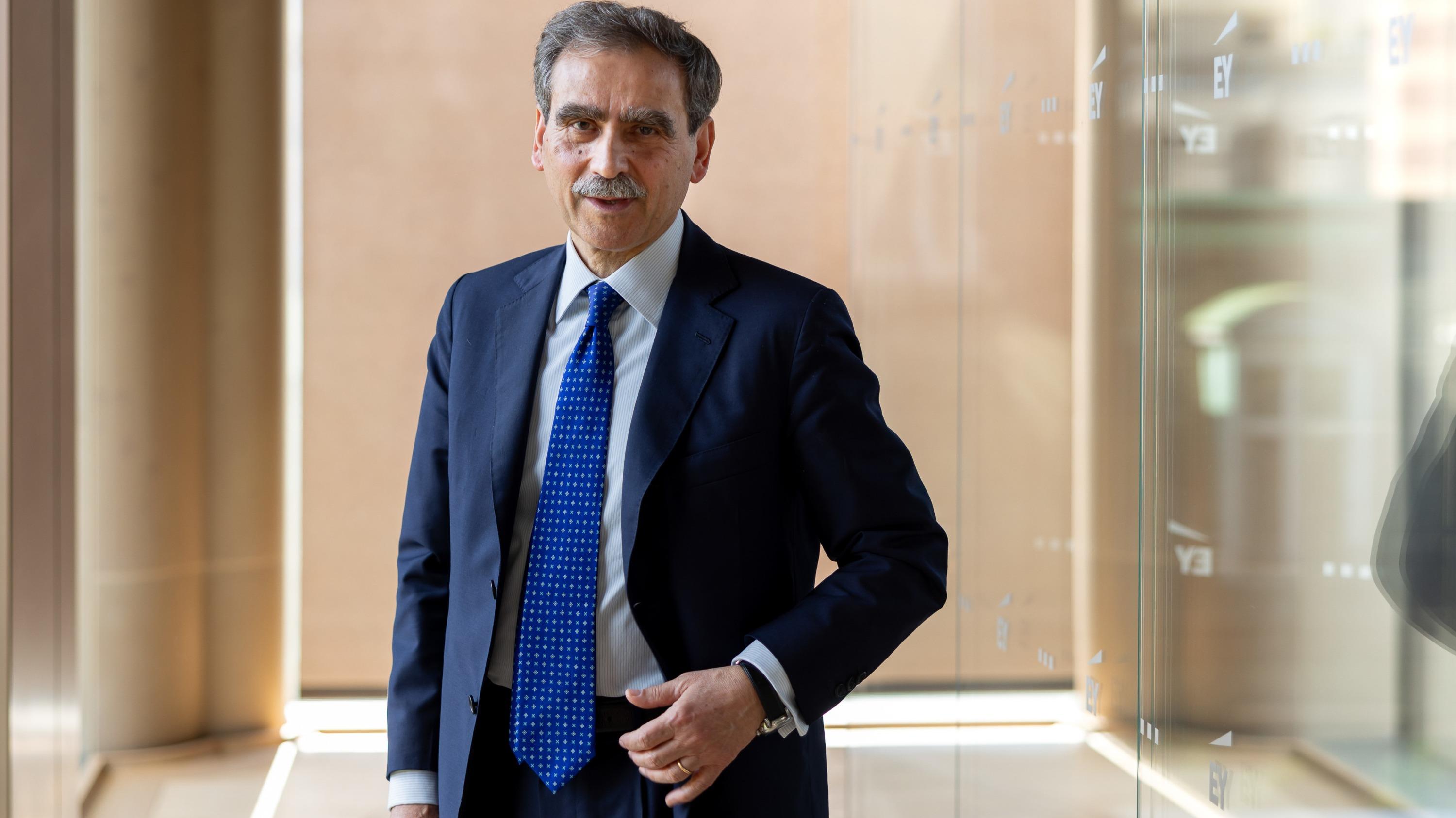 «Il se donne de façon quasi obsessionnelle» : qui est Luigi Lovaglio, le «banquier des urgences» de la finance italienne ?