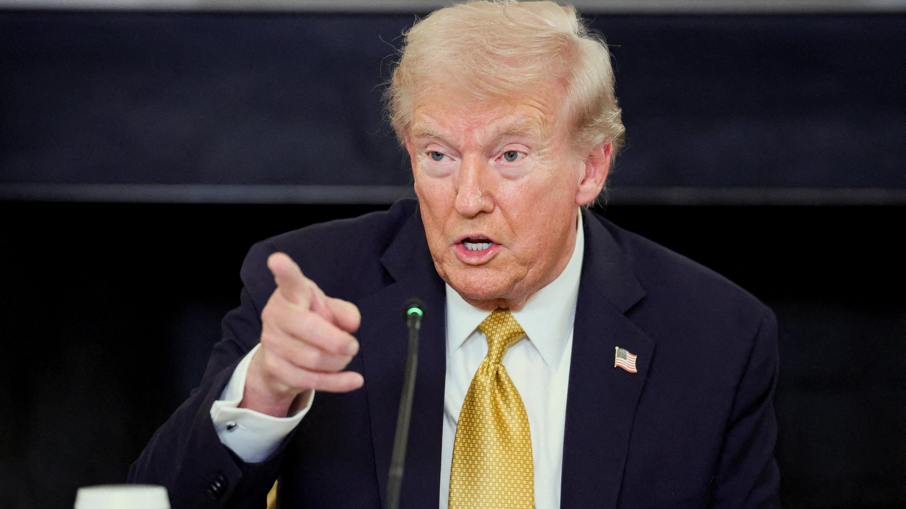 Donald Trump entame une tournée asiatique à forts enjeux pour tenter d’apaiser les tensions commerciales