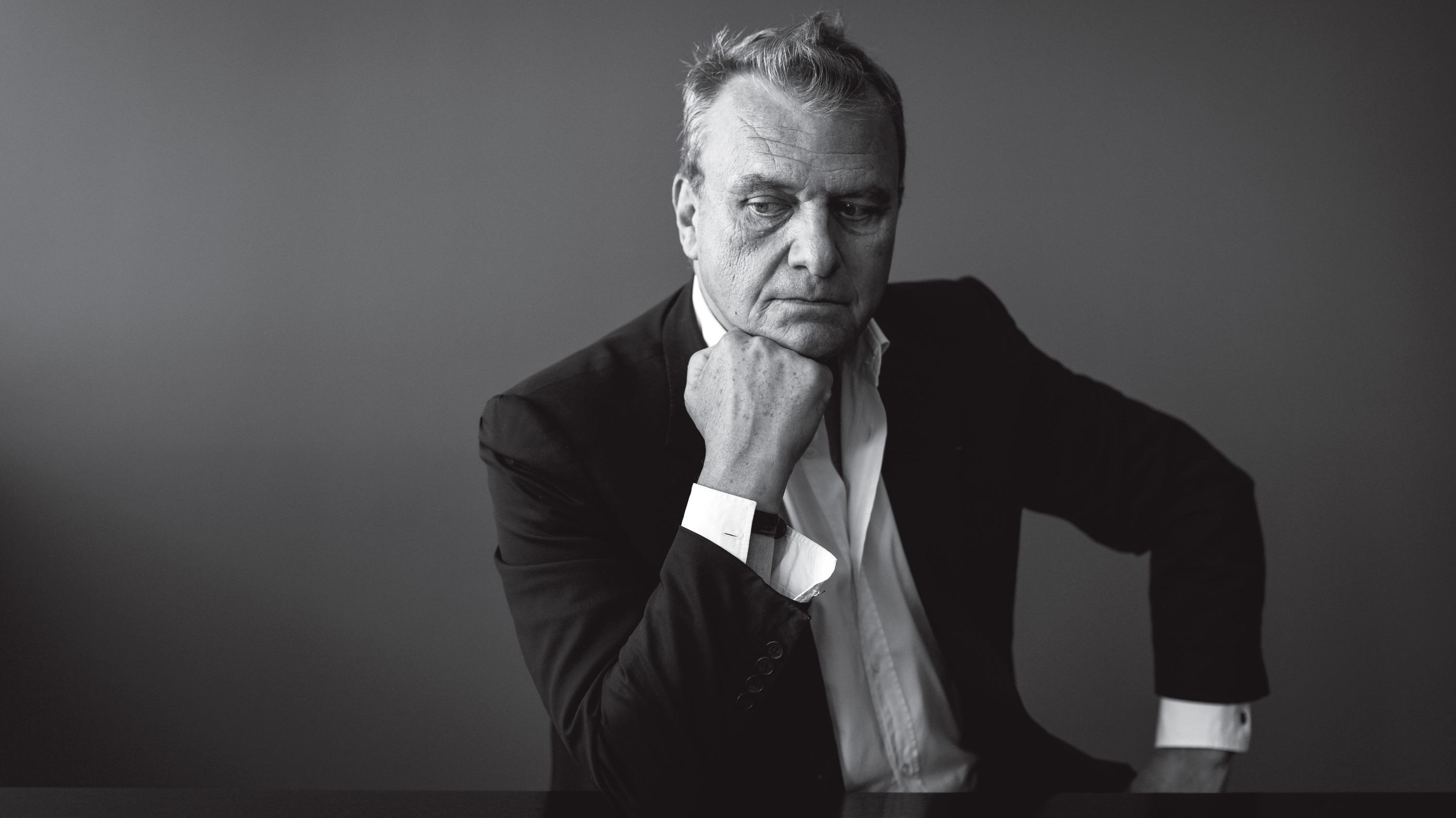 «J’ai choisi une attitude qualifiée très tôt d’antimode» : à la rencontre de Jean-Charles de Castelbajac, l’inclassable créateur