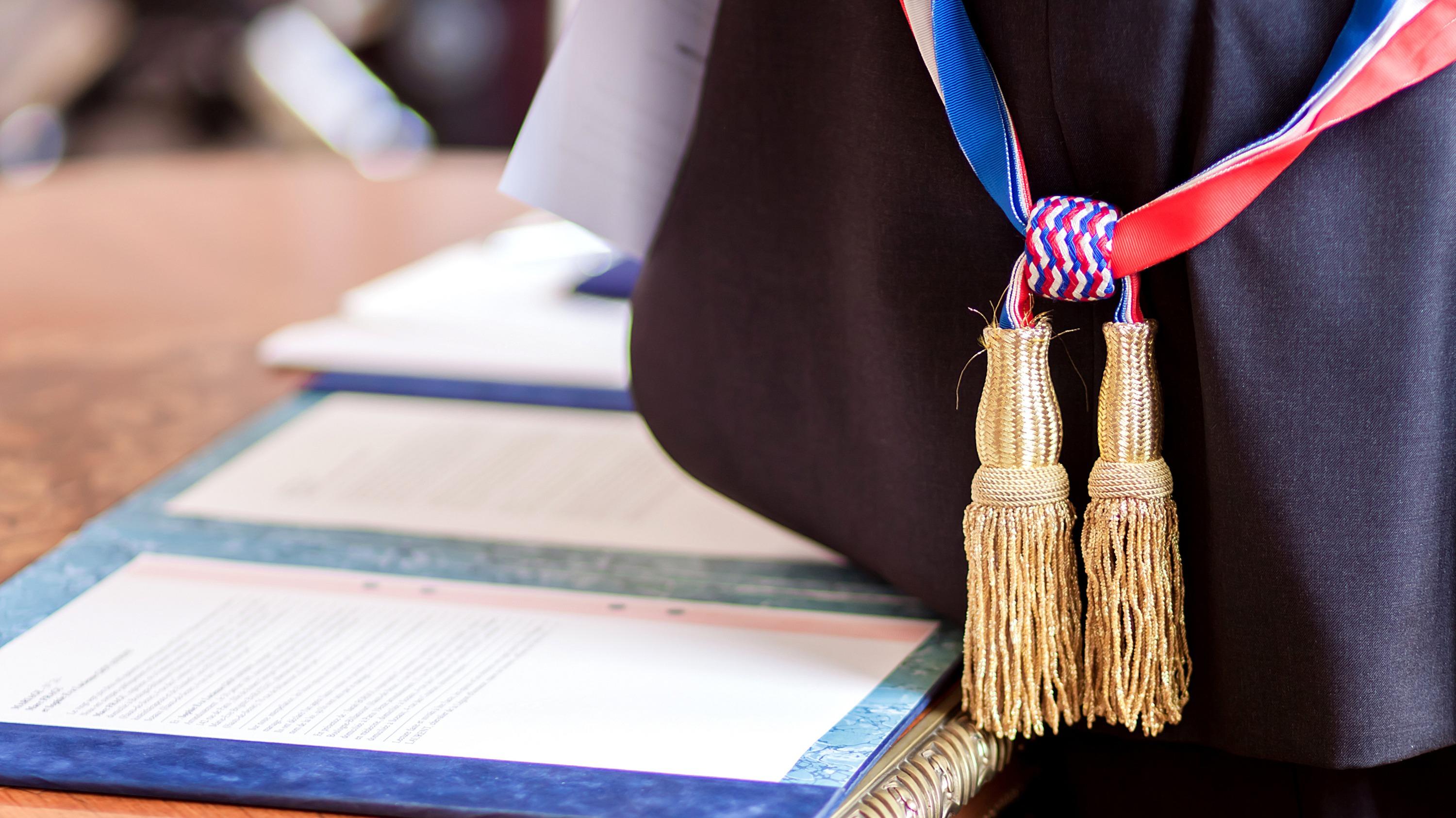 Il primo ministro Lecornu si rivolge ai sindaci per affrontare la crisi delle vocazioni.