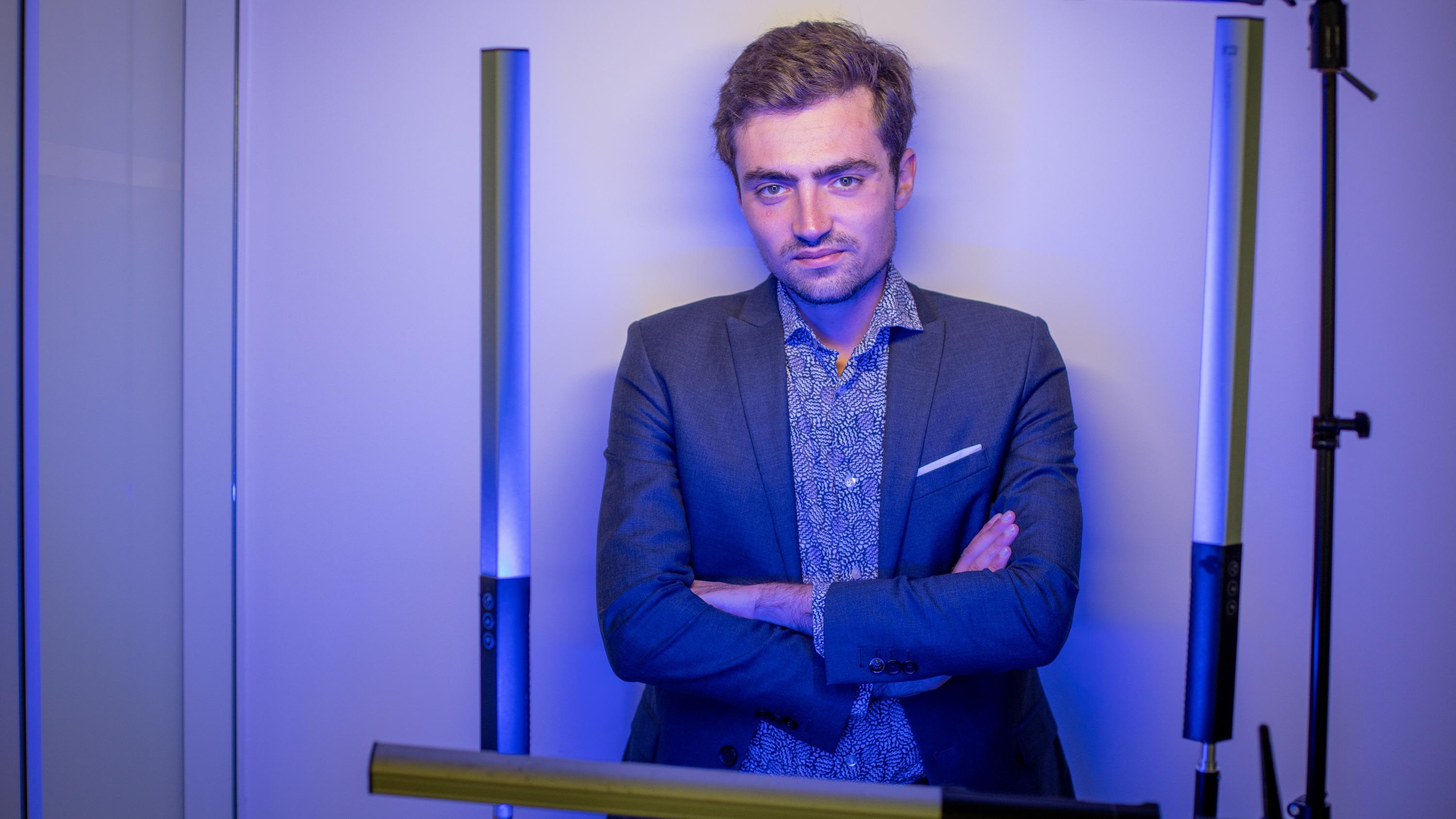 Nathan Devers, le philosophe télégénique que nul n’ose critiquer