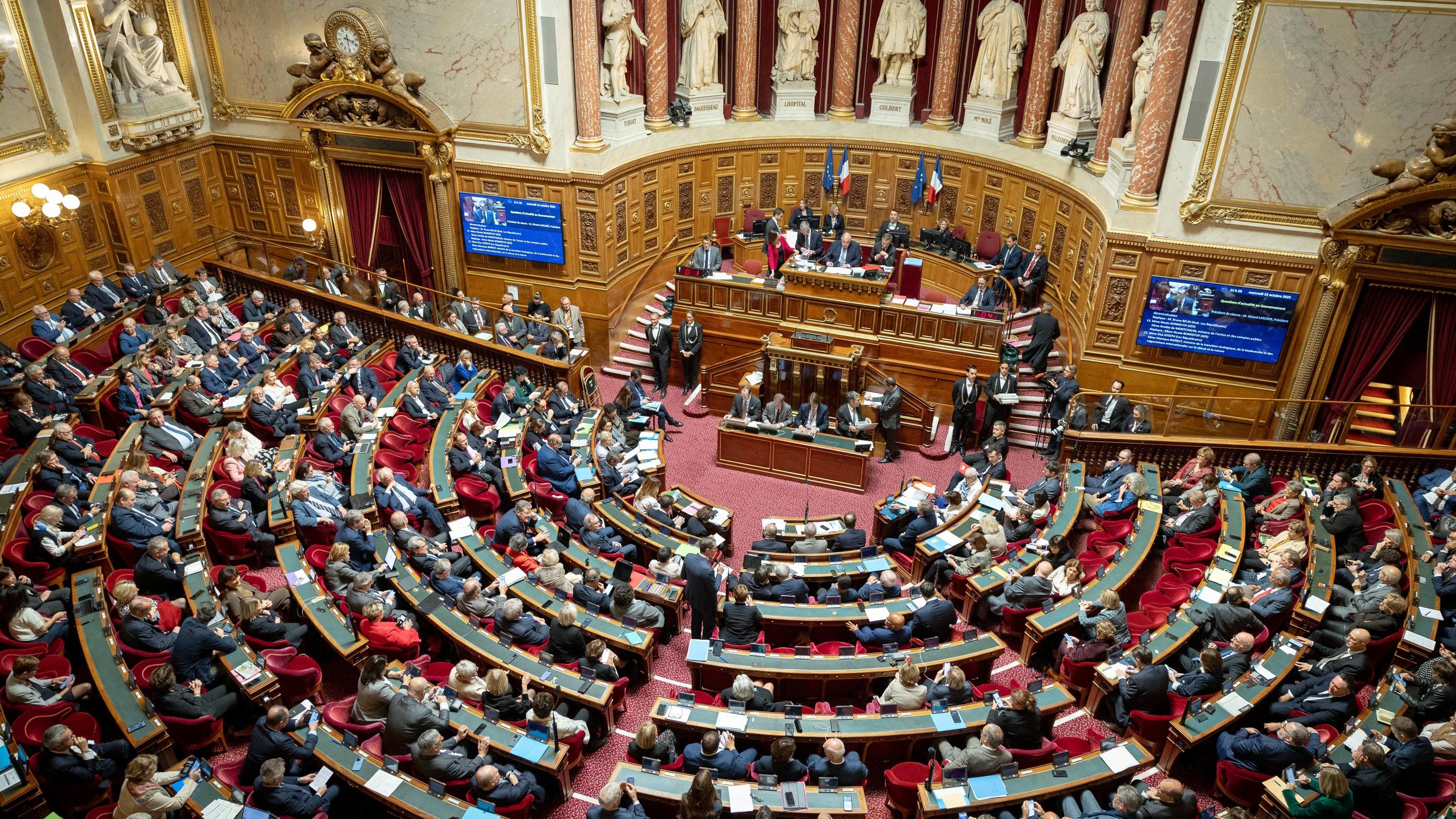 Budget : comment le Sénat veut mettre la fonction publique au régime