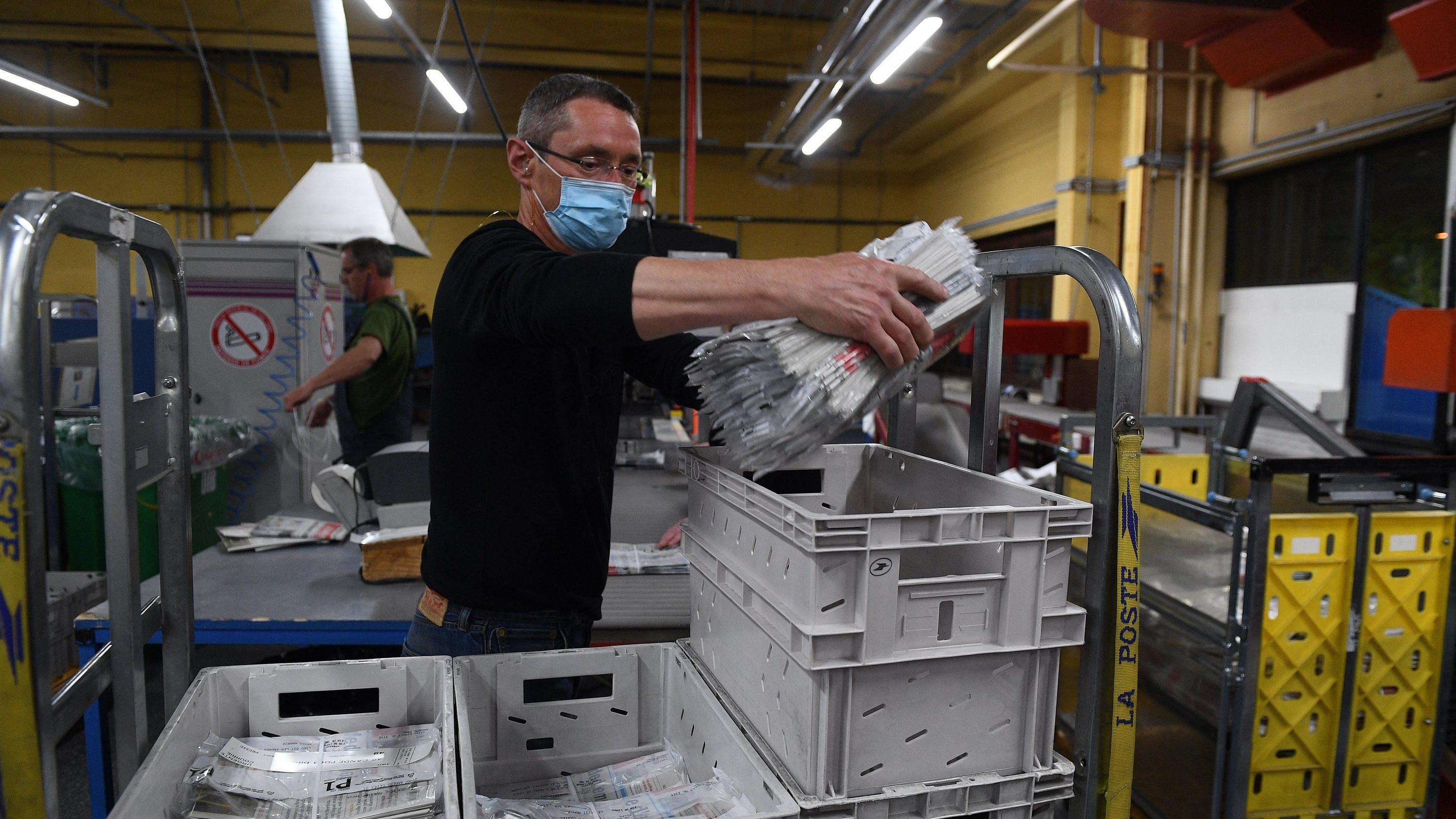 « Un danger pour la démocratie » : les éditeurs de presse vent debout contre la hausse des tarifs de La Poste