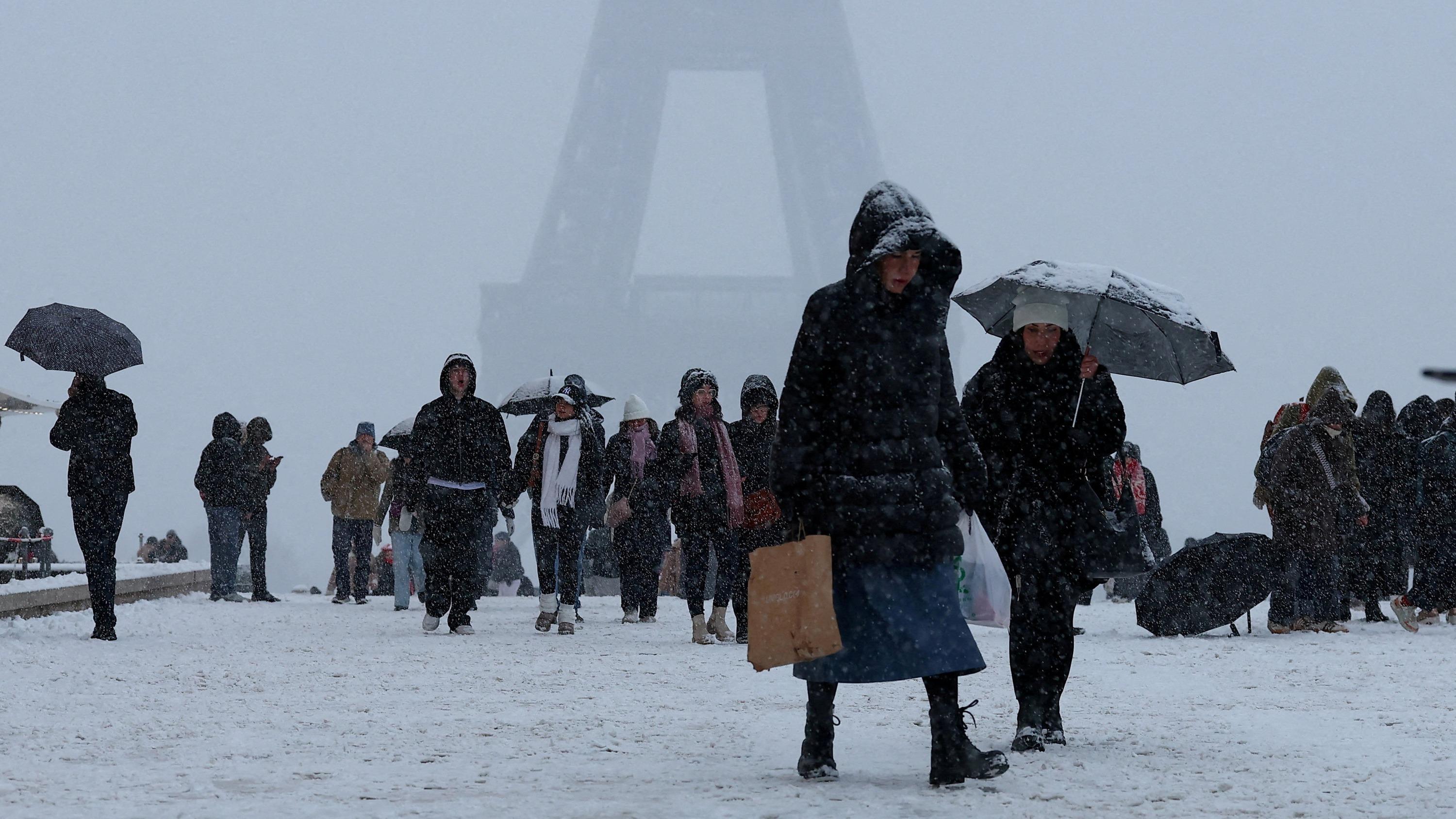 Neige et verglas : 36 départements en alerte orange mercredi, le ministre des Transports conseille d’éviter les déplacements en Île-de-France