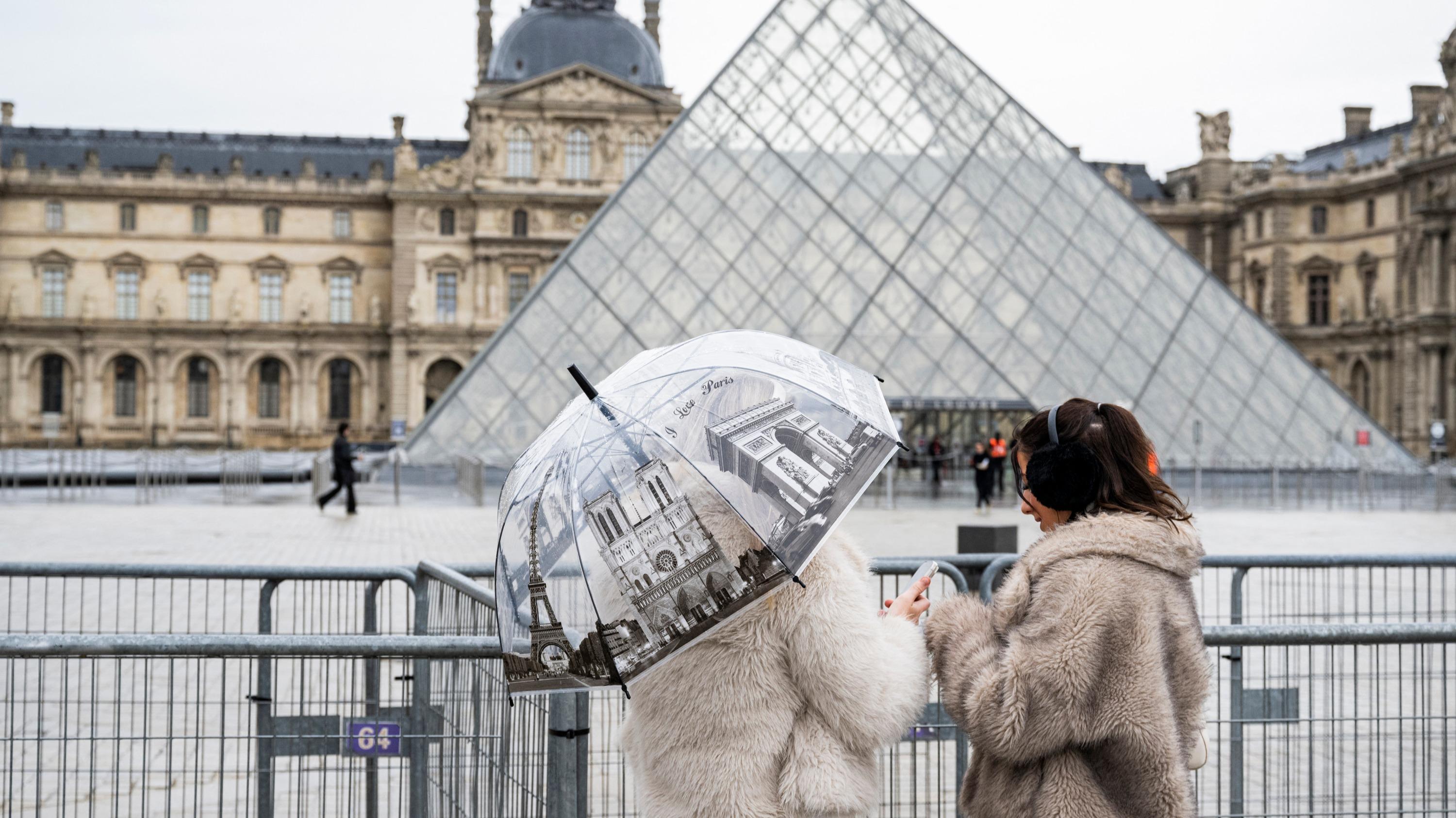 Plus jeune, plus féminin, avide de visites culturelles... Le touriste chinois en France a changé de visage