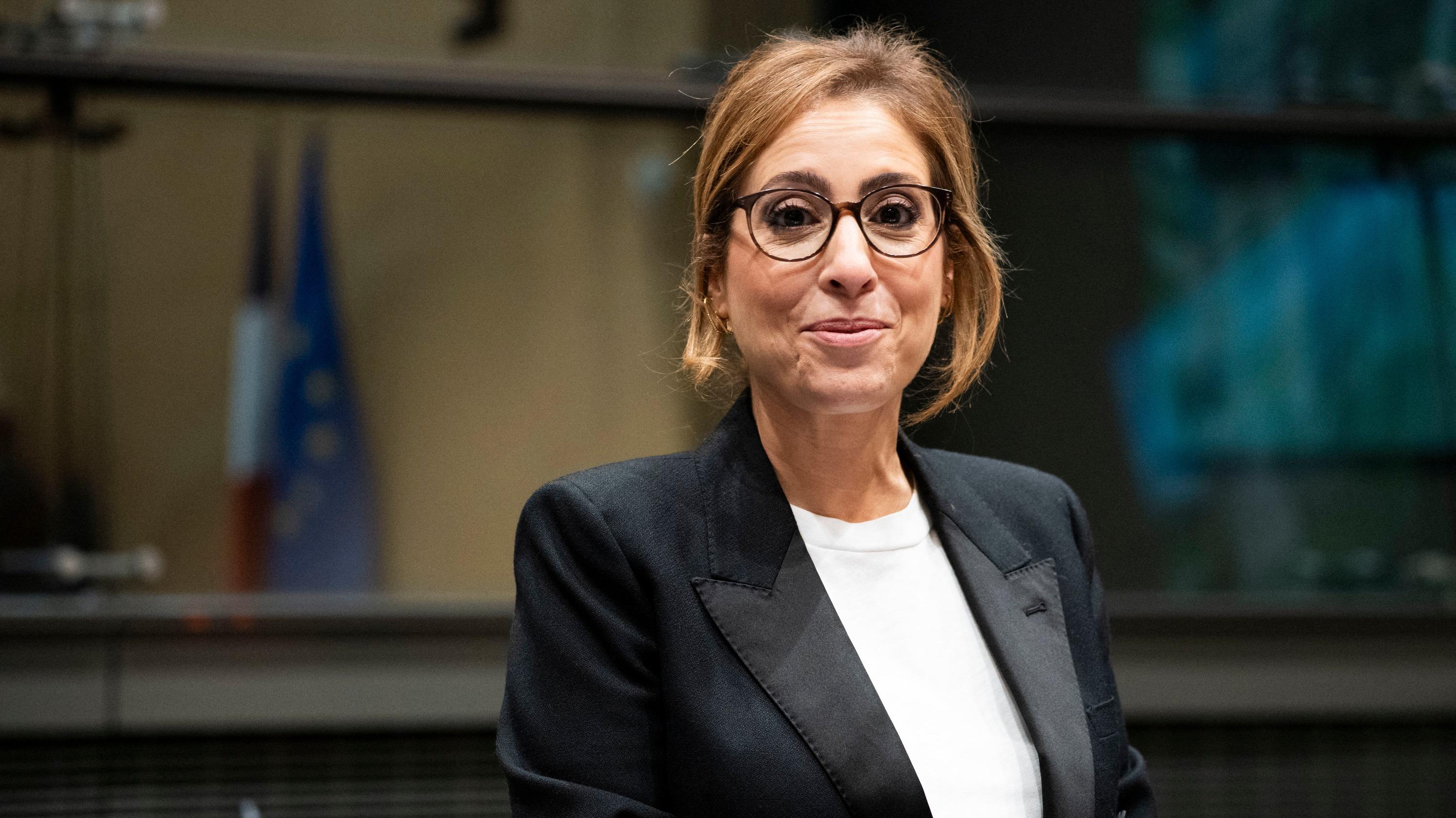 « Personne ne me tient le crayon ! » : Léa Salamé défend sa liberté et son impartialité devant la commission d’enquête sur l’audiovisuel public