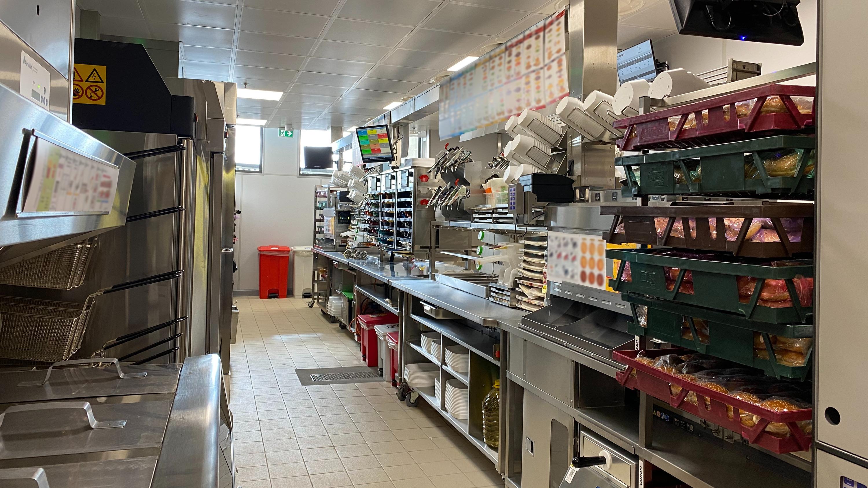 «Il y a deux restaurants en un» : dans les coulisses du plus grand McDonald’s de France à Disneyland Paris