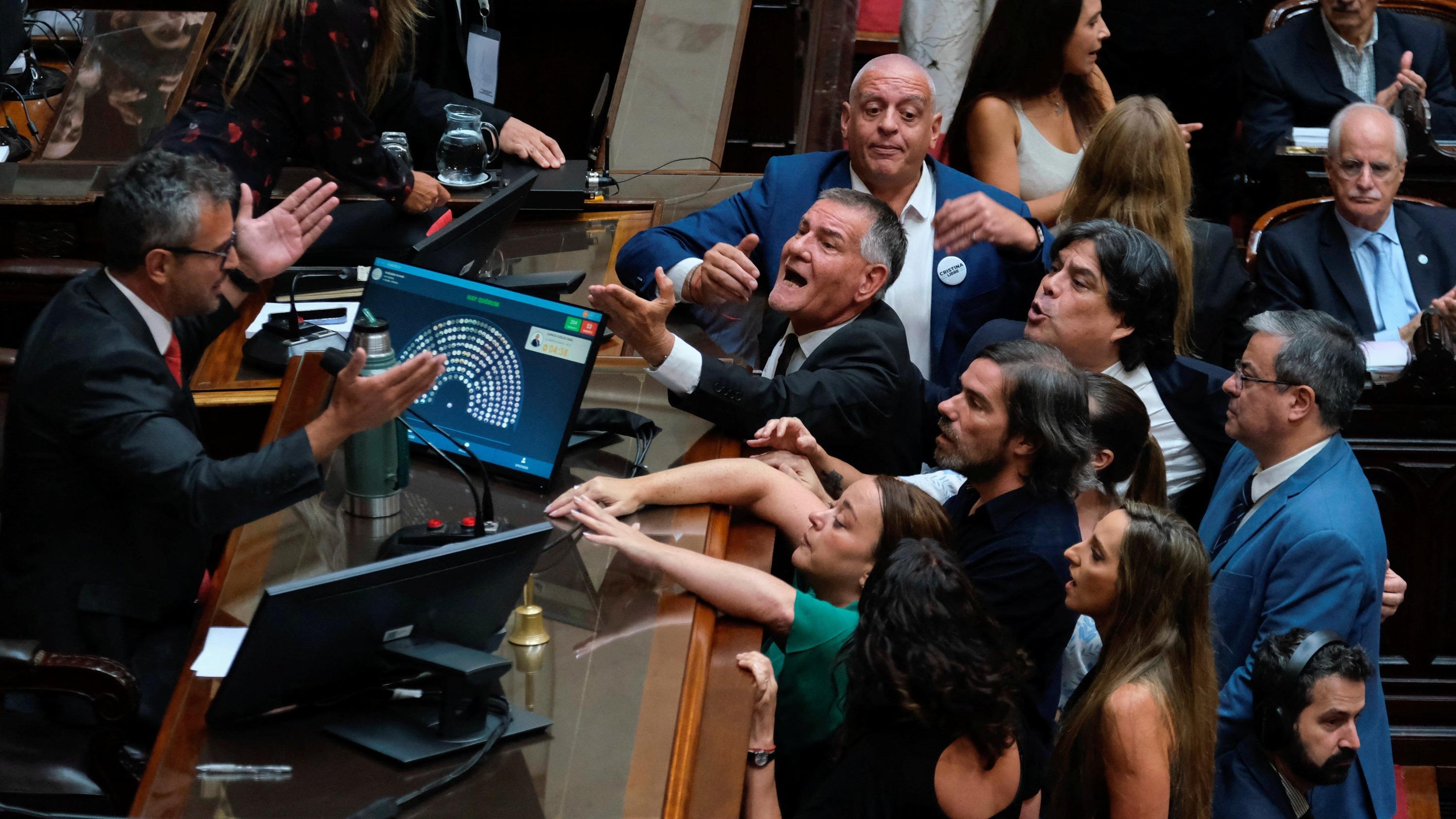 Argentine : malgré 24 heures de grève générale, les députés adoptent la réforme du travail controversée