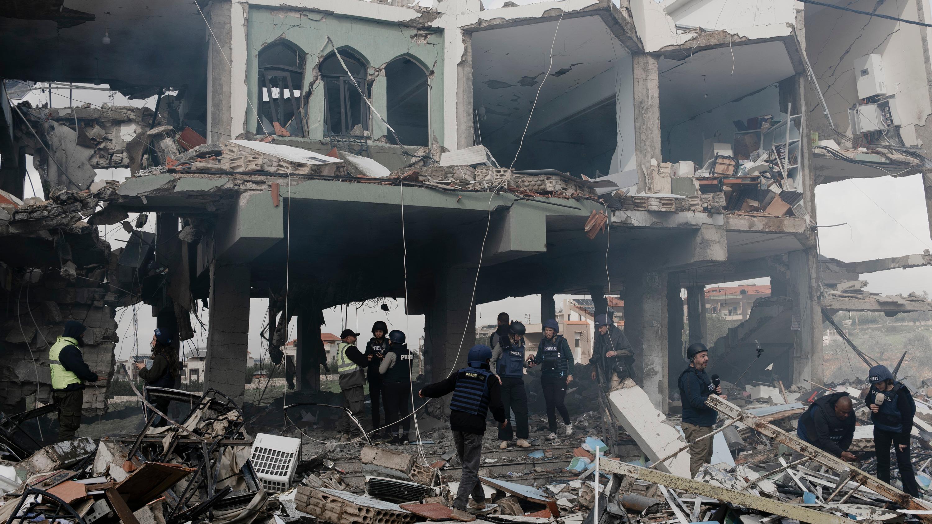 « Une odeur qui exhalait le feu » : au Liban, des hôpitaux ciblés par Israël