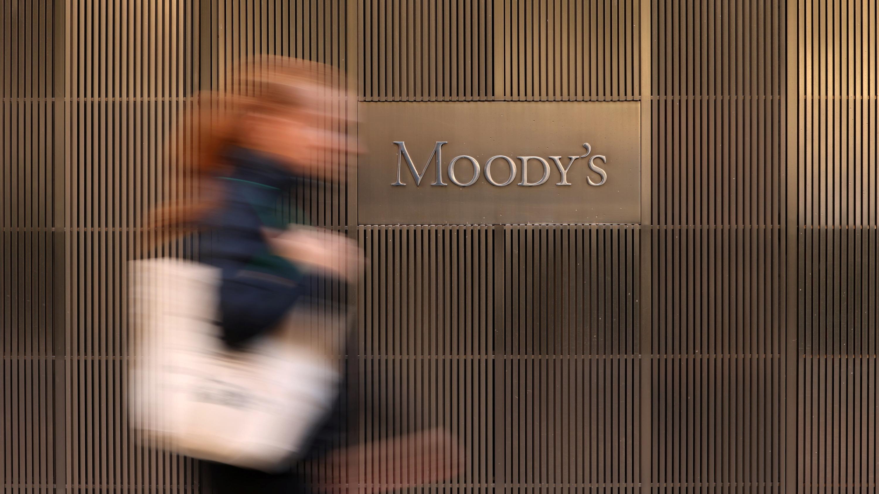 Dette : Moody’s va-t-elle finalement dégrader la note de la France, sur fond de choc pétrolier et de taux élevés ?