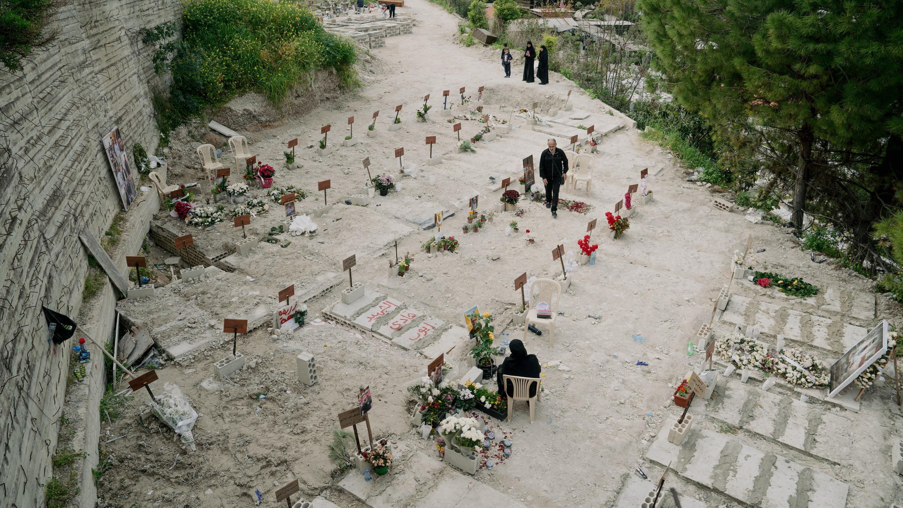 « Où va-t-on bien pouvoir mettre ces corps ? » : dans un cimetière provisoire du Sud-Liban, la mort en transit