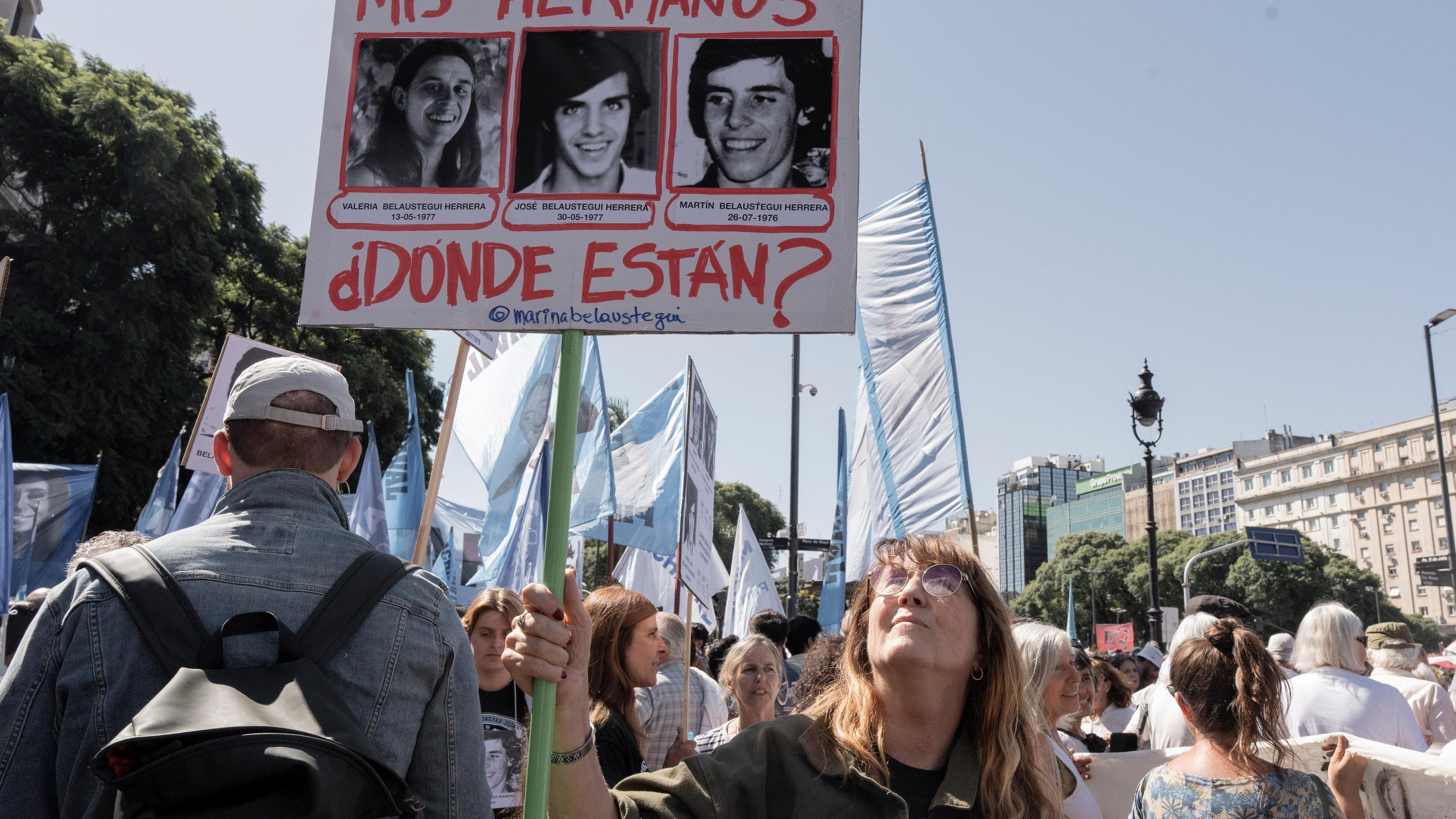 « Pour moi, c’est une douleur silencieuse » : en Argentine, Javier Milei rouvre la plaie des années de dictature