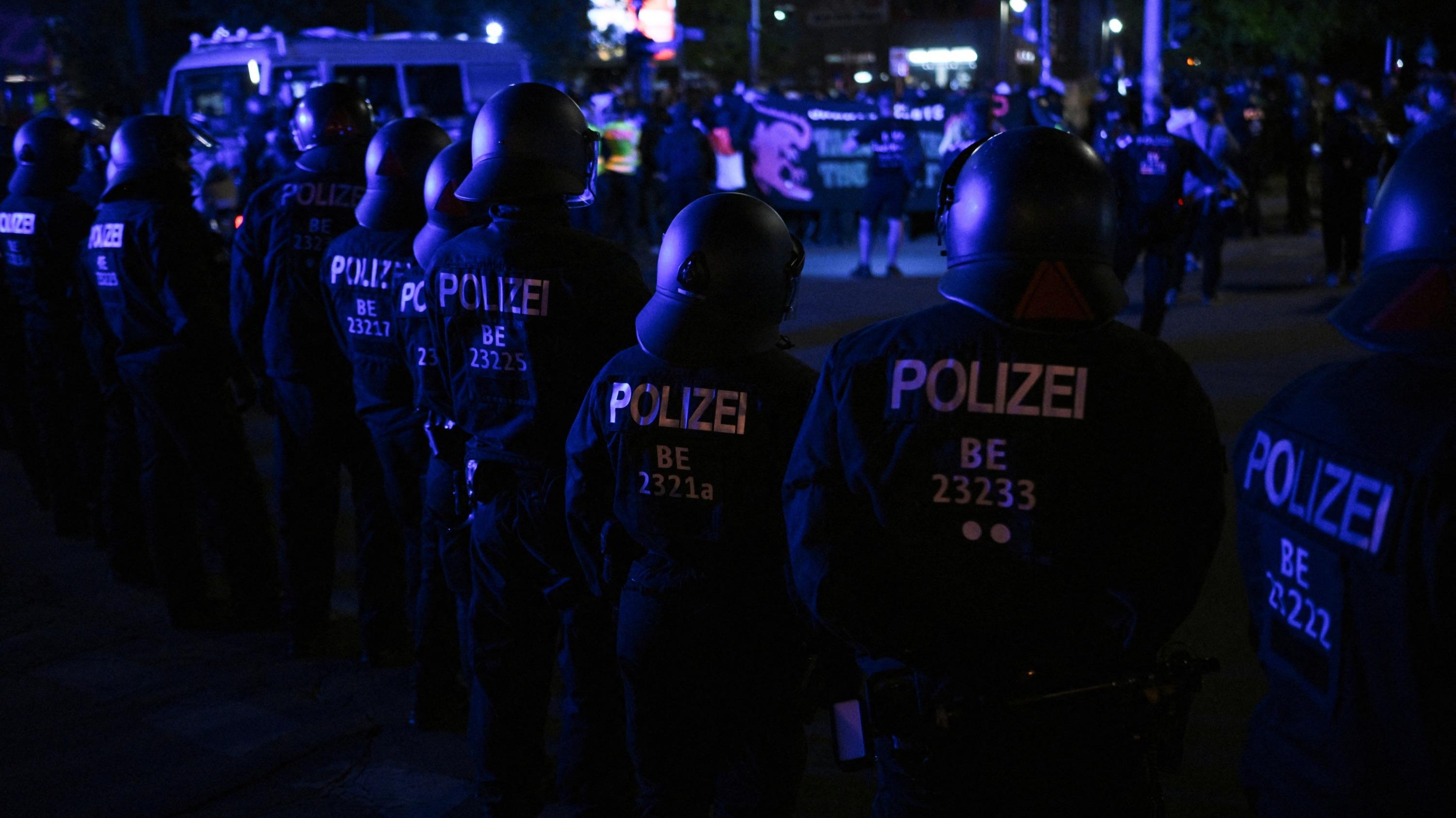 Allemagne : plus de 600 policiers perquisitionnent des groupes de jeunes criminels néonazis dans 12 États