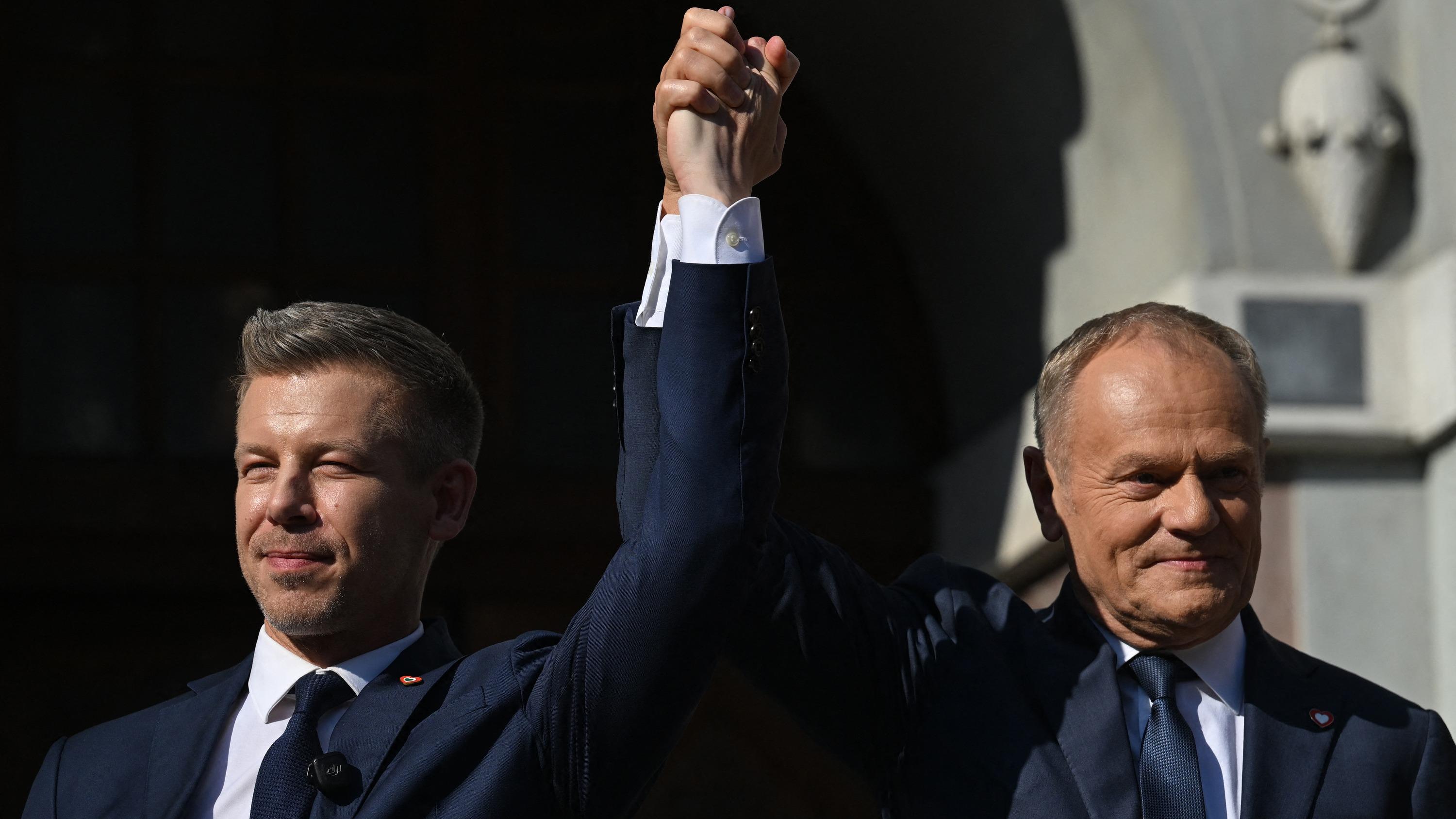 En visite à Varsovie, le nouveau premier ministre hongrois Péter Magyar renoue avec la Pologne