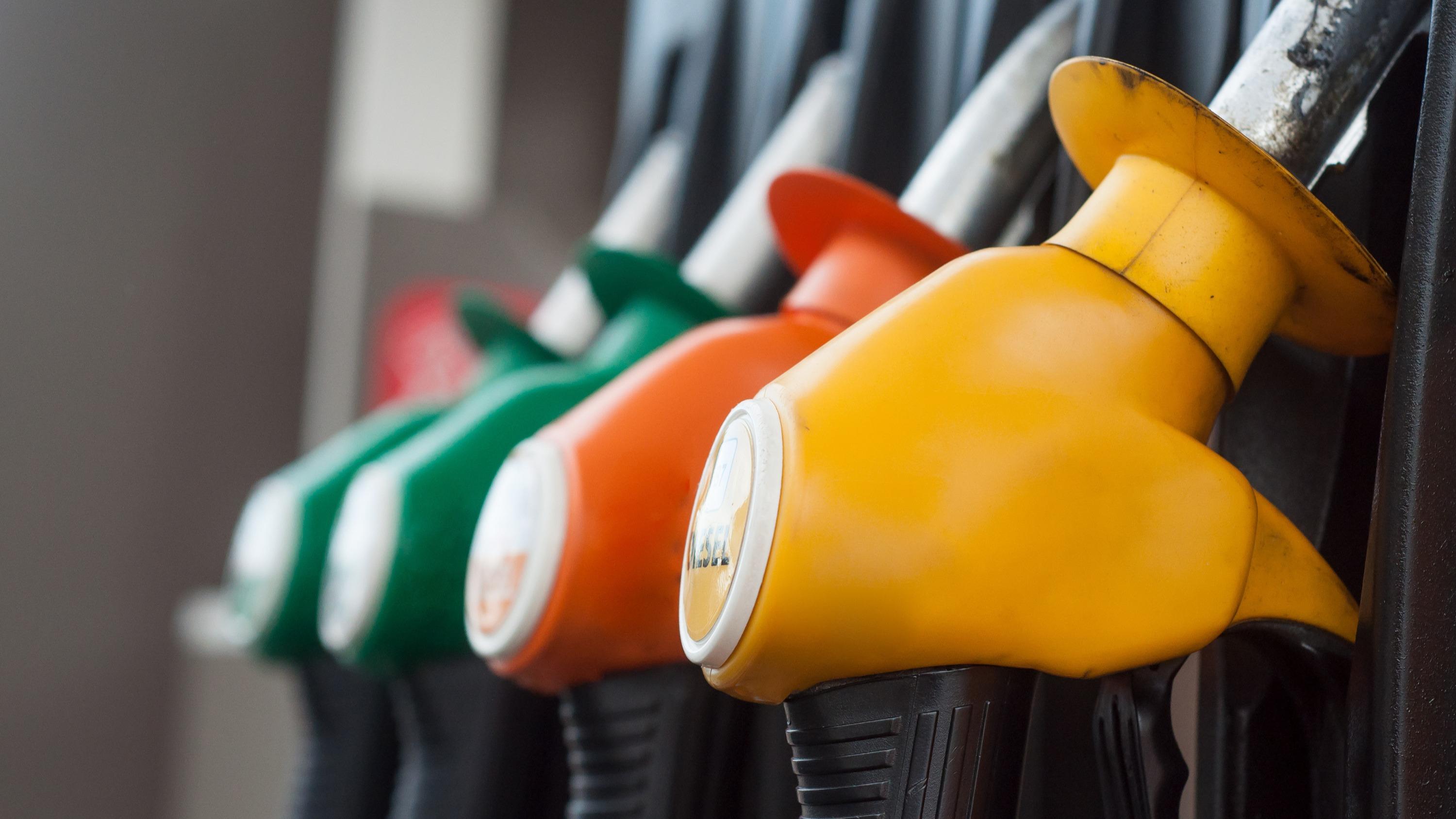 La consommation de carburant a chuté de 14% en mai sur un an en France, indique Roland Lescure