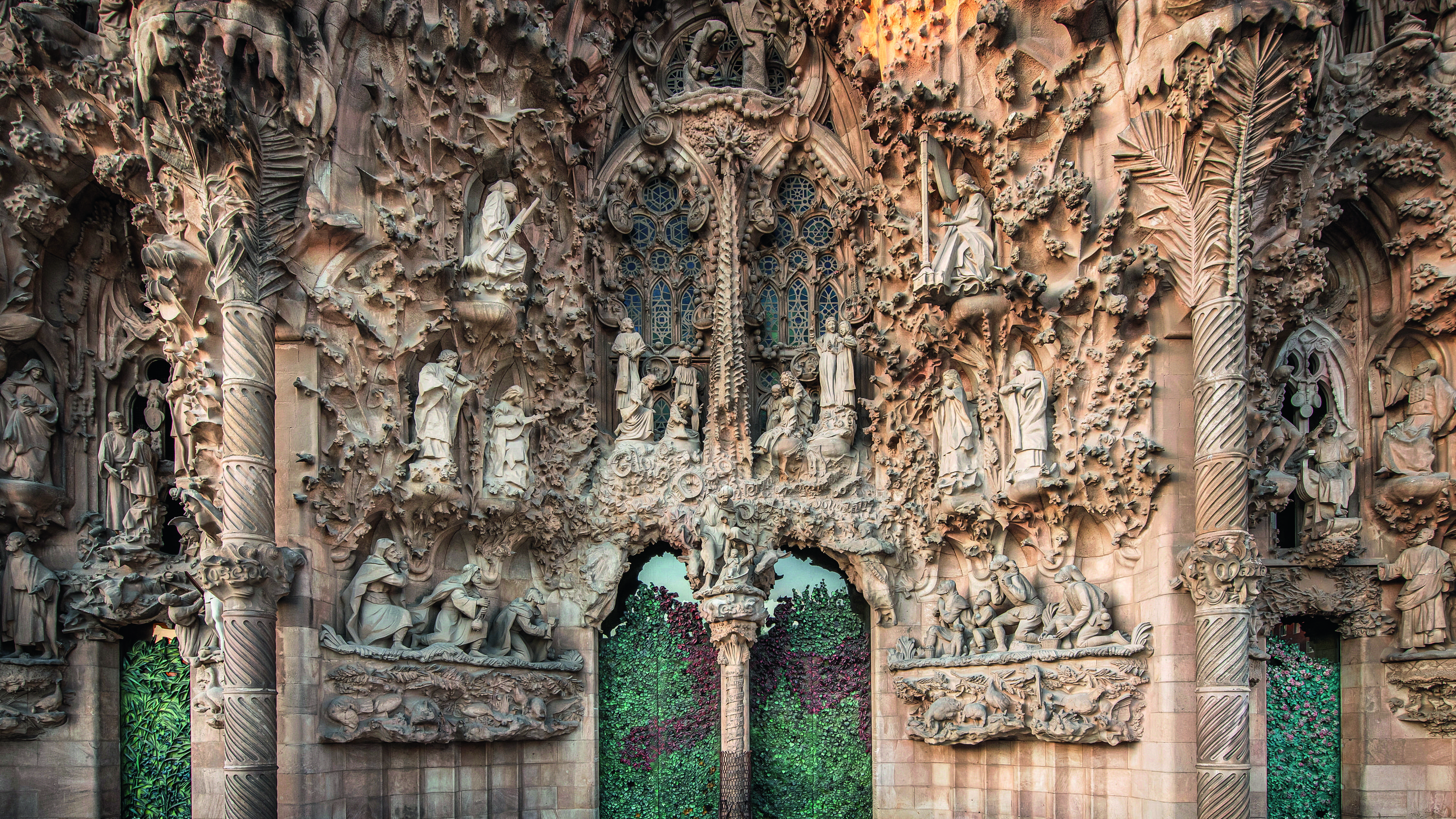 À travers ses façades de la Sagrada Família, Gaudí ou le mystère de l’Incarnation dans toute sa complétude