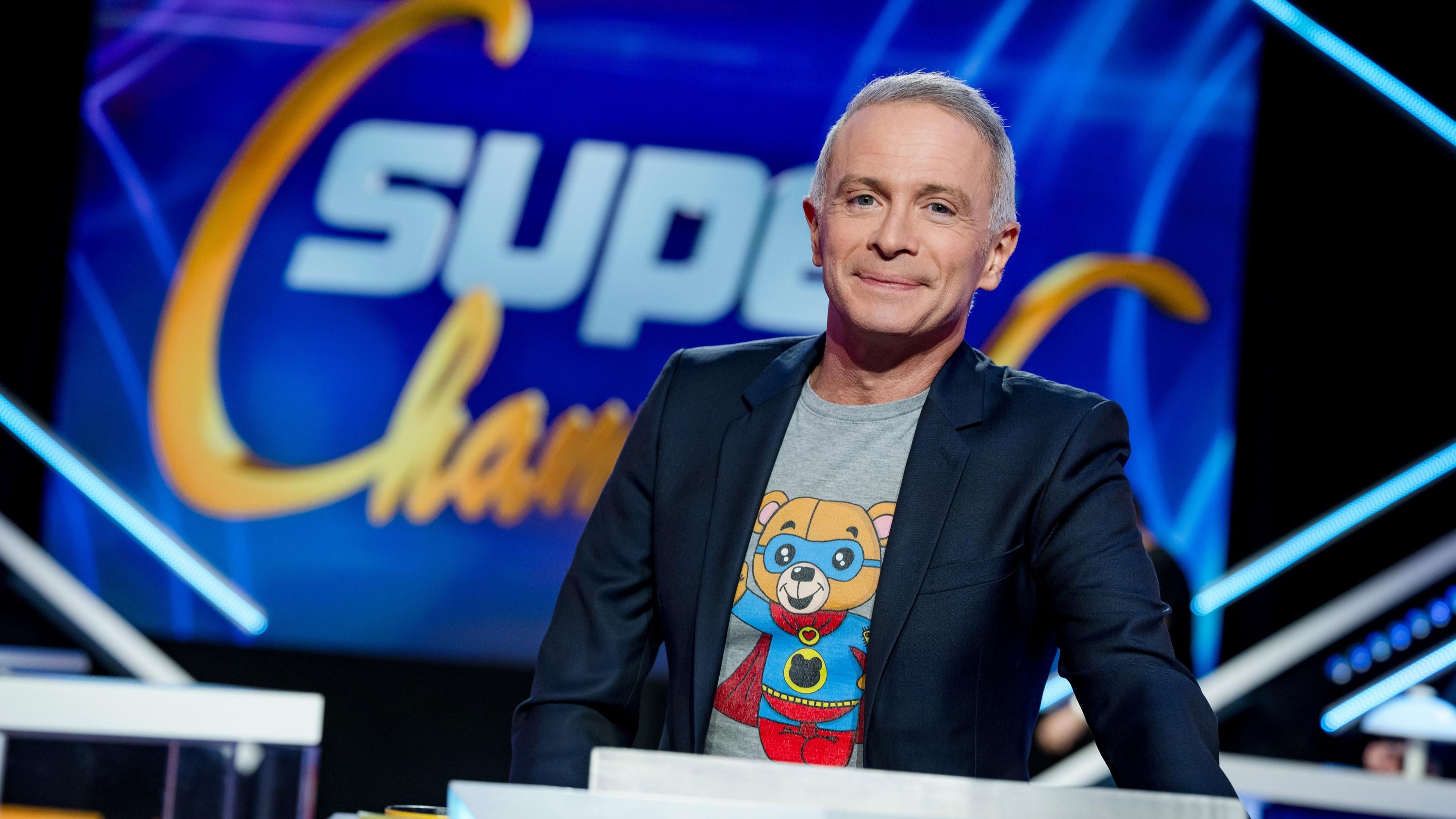 Samuel Étienne raconte avoir dû intervenir face à un candidat désagréable dans Questions pour un champion — People & Médias