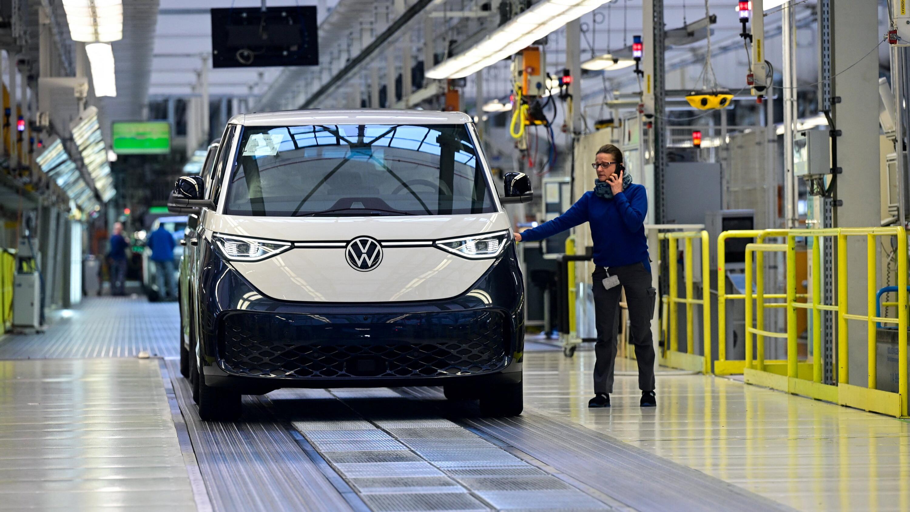 Concurrence chinoise, scandale du diesel, virage vers l’électrique... Comment Volkswagen a perdu son aura en Allemagne et en Europe