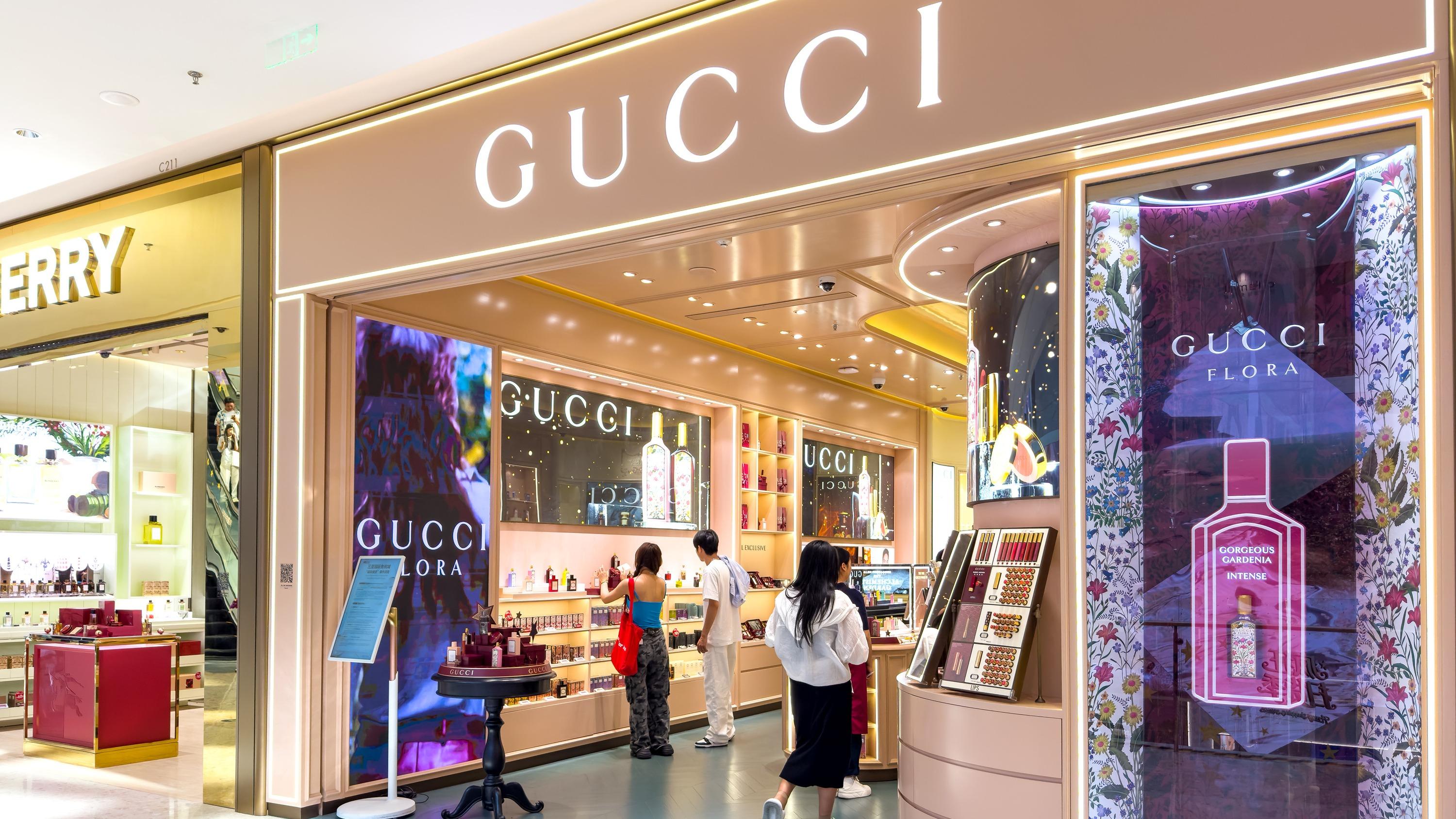 L’Oréal et Kering au défi de relancer les parfums Gucci après leur accord avec Coty.