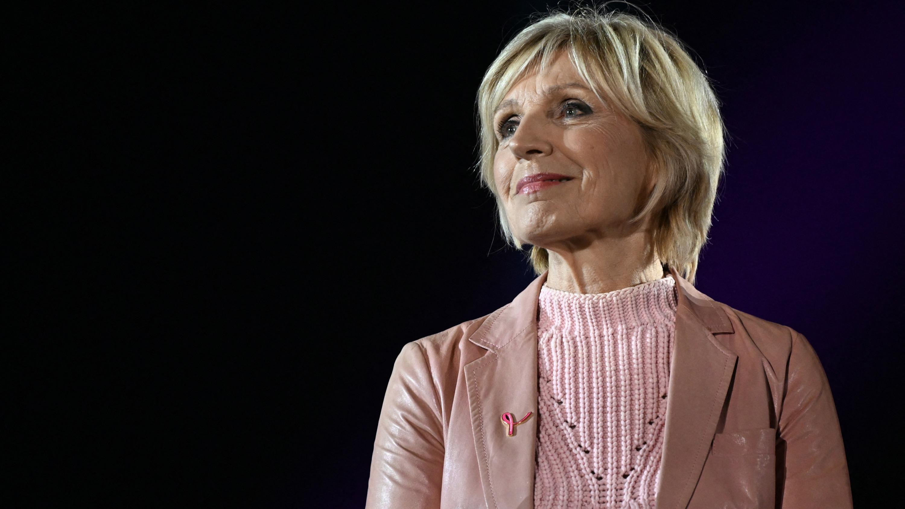 Évelyne Dhéliat revient sur sa lutte contre un cancer du sein sur TF1, tout en poursuivant sa carrière — People & Médias