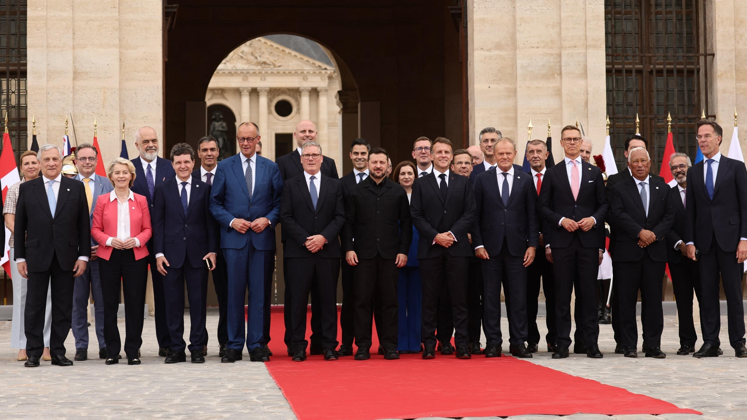Aux Invalides, Emmanuel Macron réunit les membres de la « coalition des volontaires » autour de l’Ukraine