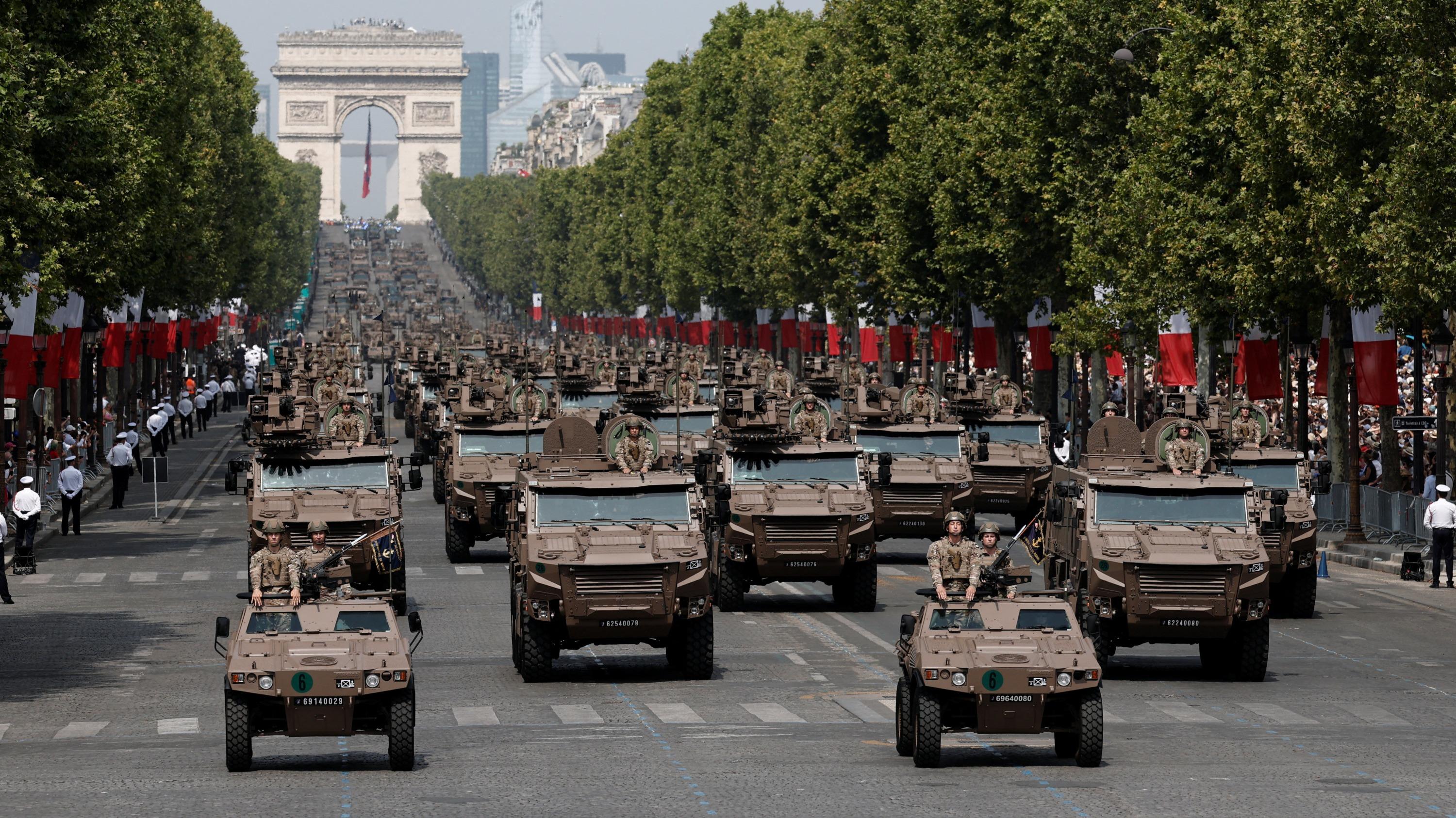 Drones, 6 700 soldats à pied, Mirage 2000 B... Au défilé du 14 juillet, une démonstration de modernisation et de détermination