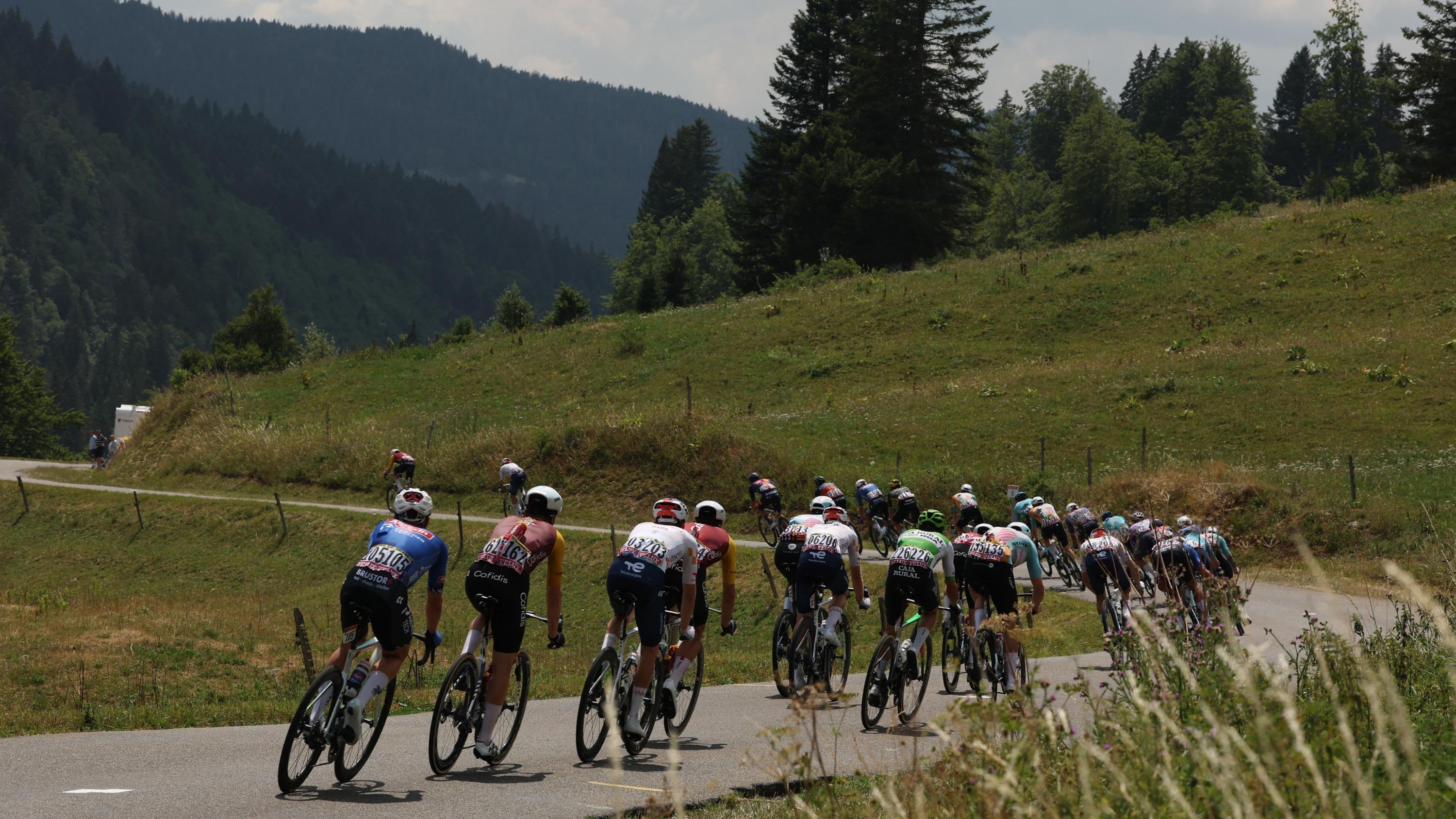 EN DIRECT - Tour de France : toujours pas d’échappée vers le Plateau de Solaison, Pogacar et Vingegaard mécontents après un contrôle antidopage en pleine nuit, suivez la 15e étape