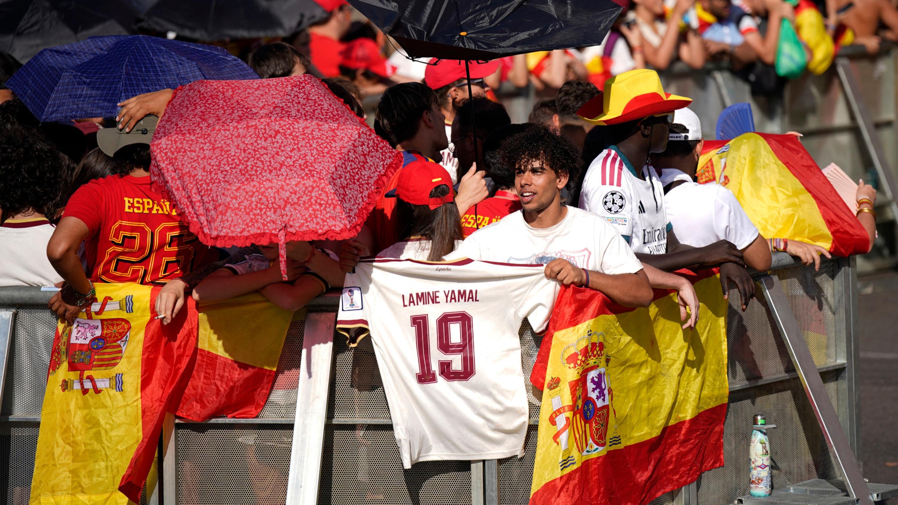 EN DIRECT - Coupe du monde 2026 : les héros espagnols de retour à Madrid, la parade a commencé, un proche d’Infantino tease un Mondial à 64 équipes en 2030