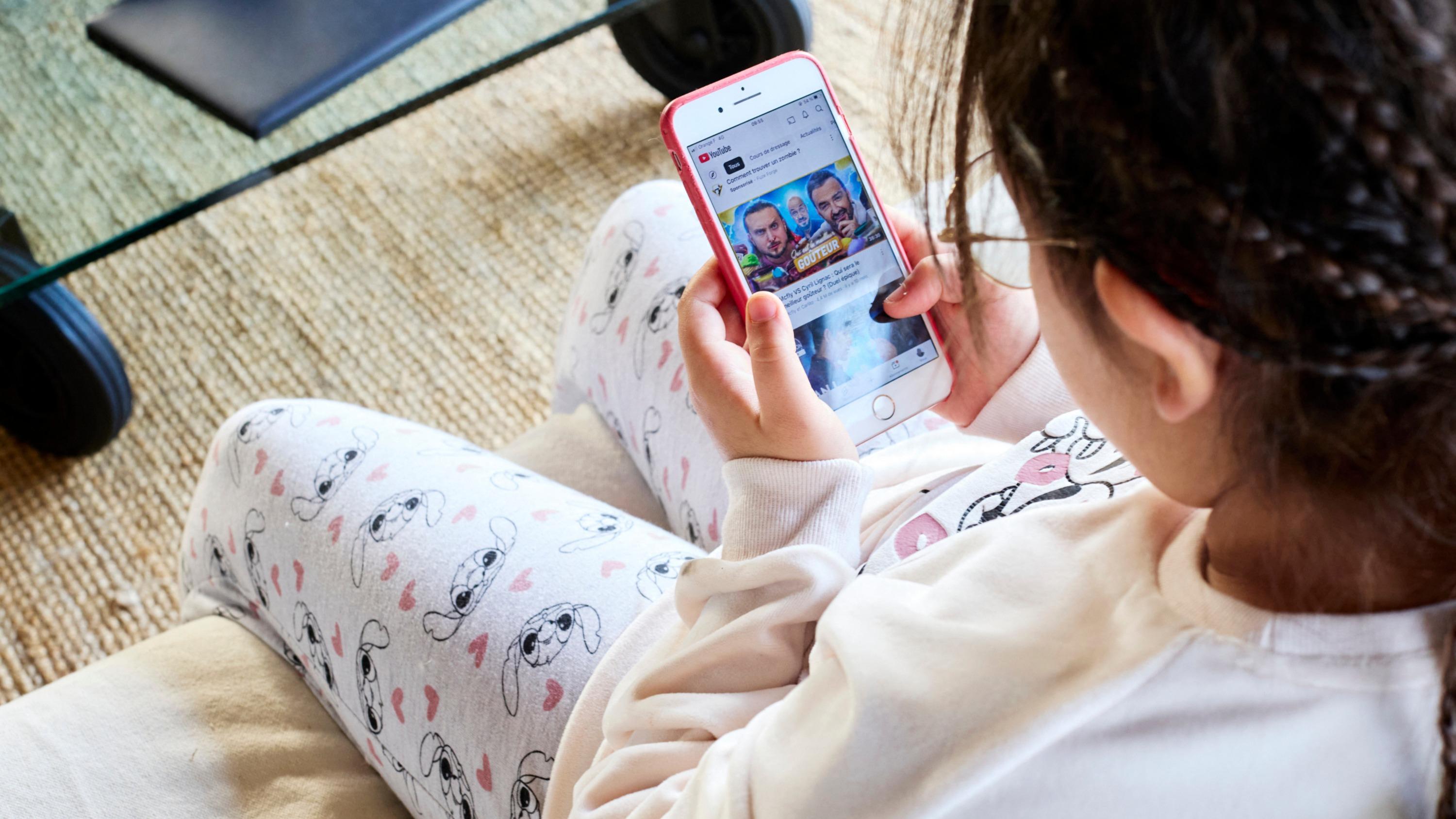 «Le premier pays d’Europe à instaurer une majorité numérique» : la France veut interdire les réseaux sociaux aux moins de 15 ans