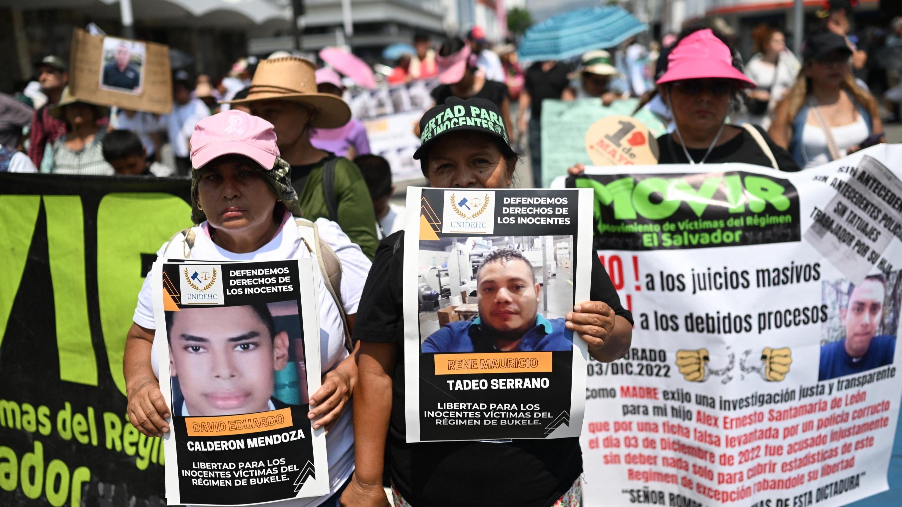 « Mon fils a été transféré dans cinq centres et je n’arrive plus à retrouver sa trace » : au Salvador, des mères de détenus dénoncent les prisons de Bukele