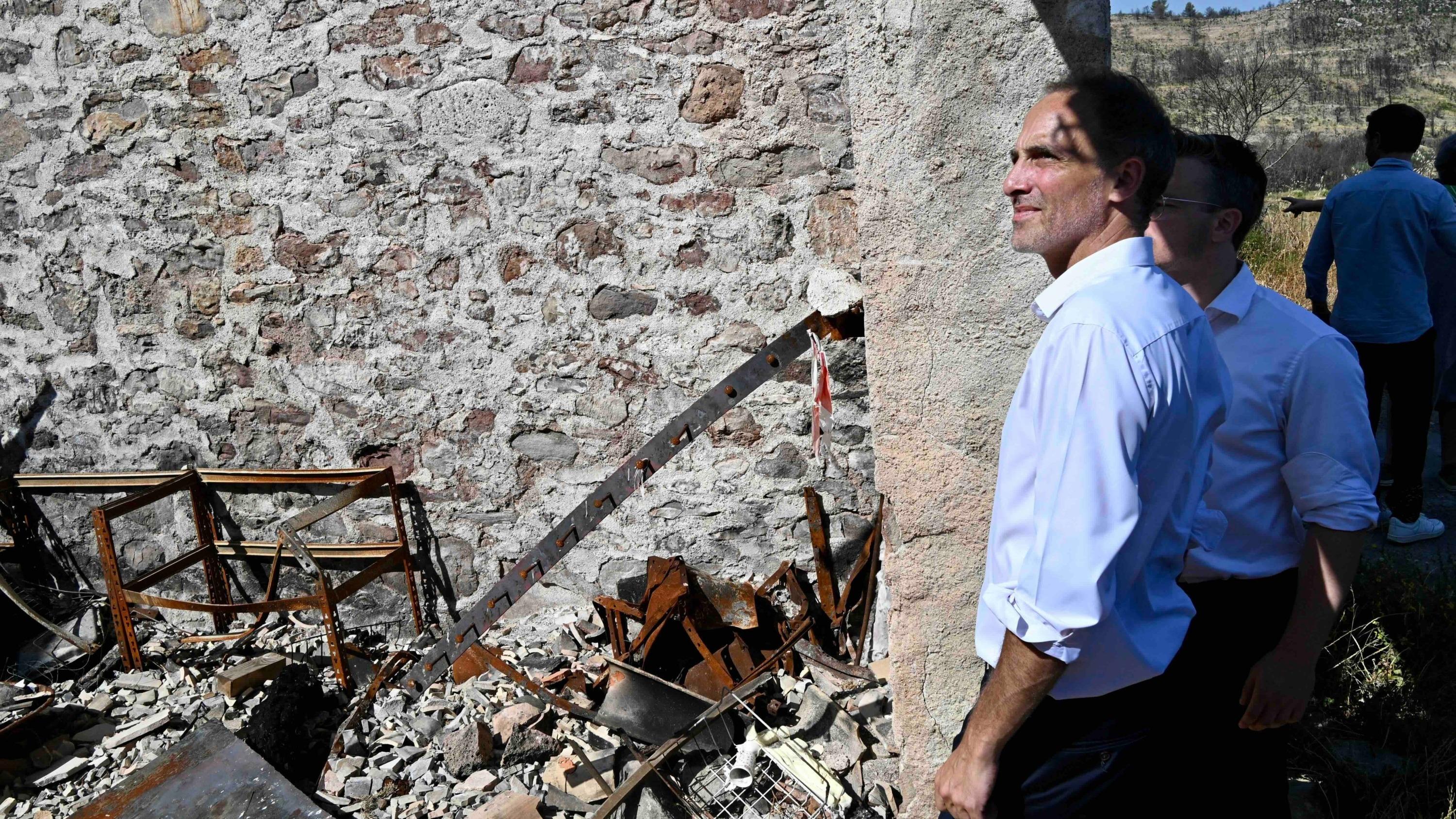 Présidentielle : dans l’Aude, Raphaël Glucksmann au contact des victimes des « mégafeux »