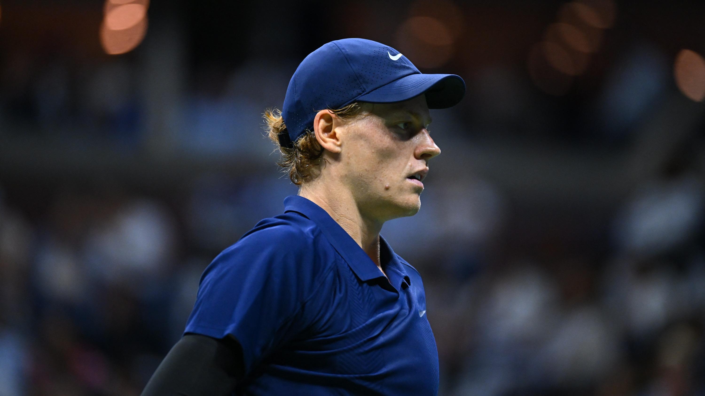 Tennis : Jannik Sinner pourrait finalement manquer l’US Open en raison d’une gêne persistante au genou