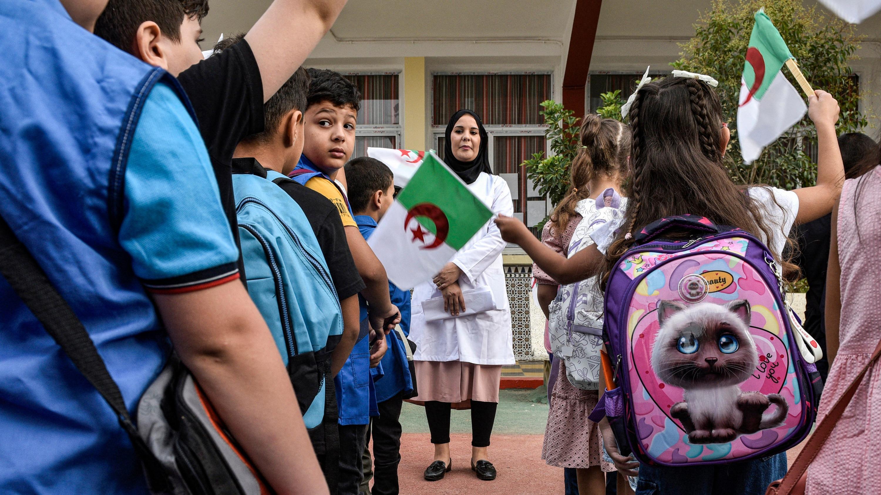 En Algérie, le retrait progressif du français dans l’espace public déchaîne les passions