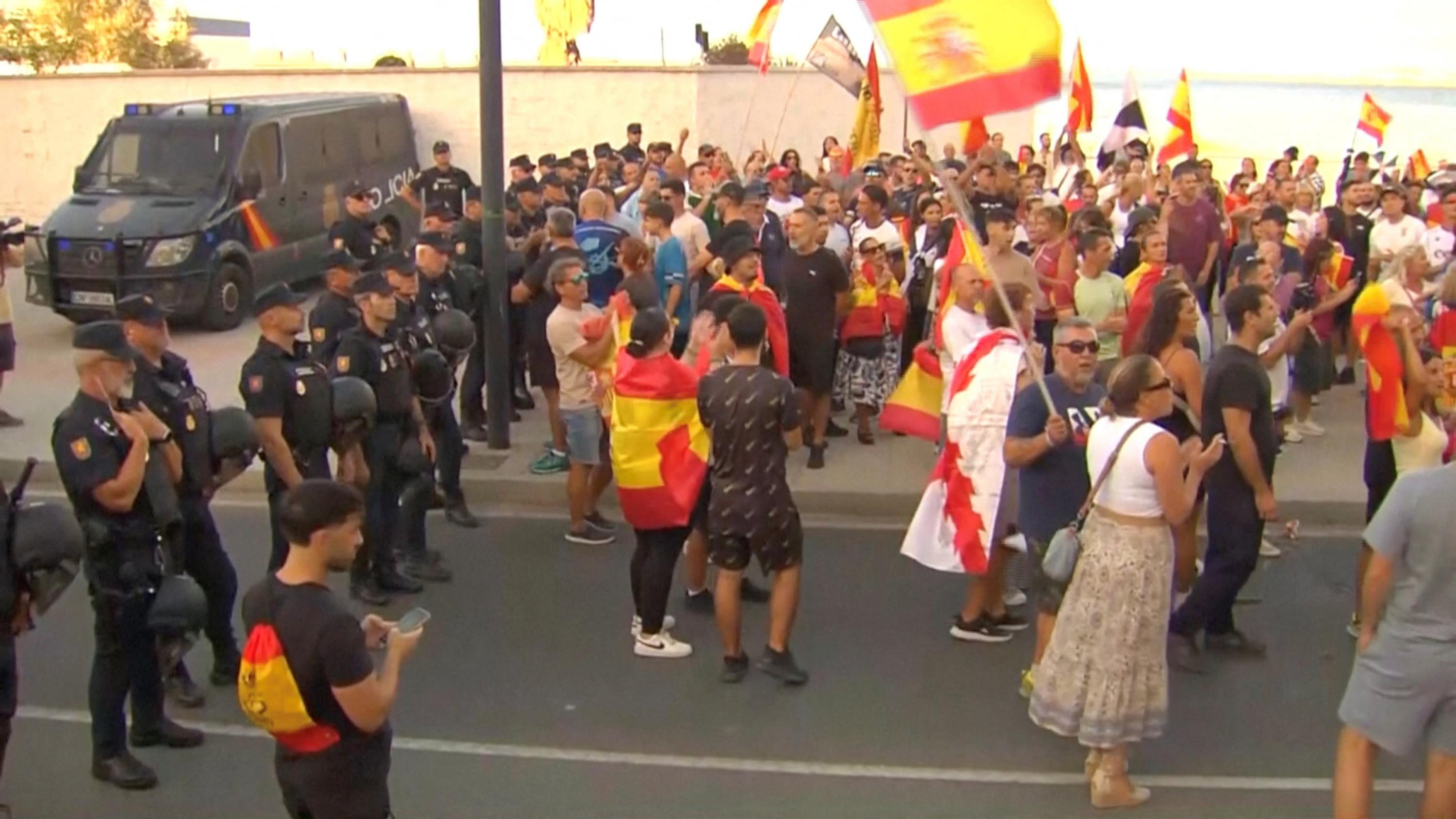 « Envahisseurs, expulsion ! » : les violences à Ceuta engendrent une crise politique à Madrid