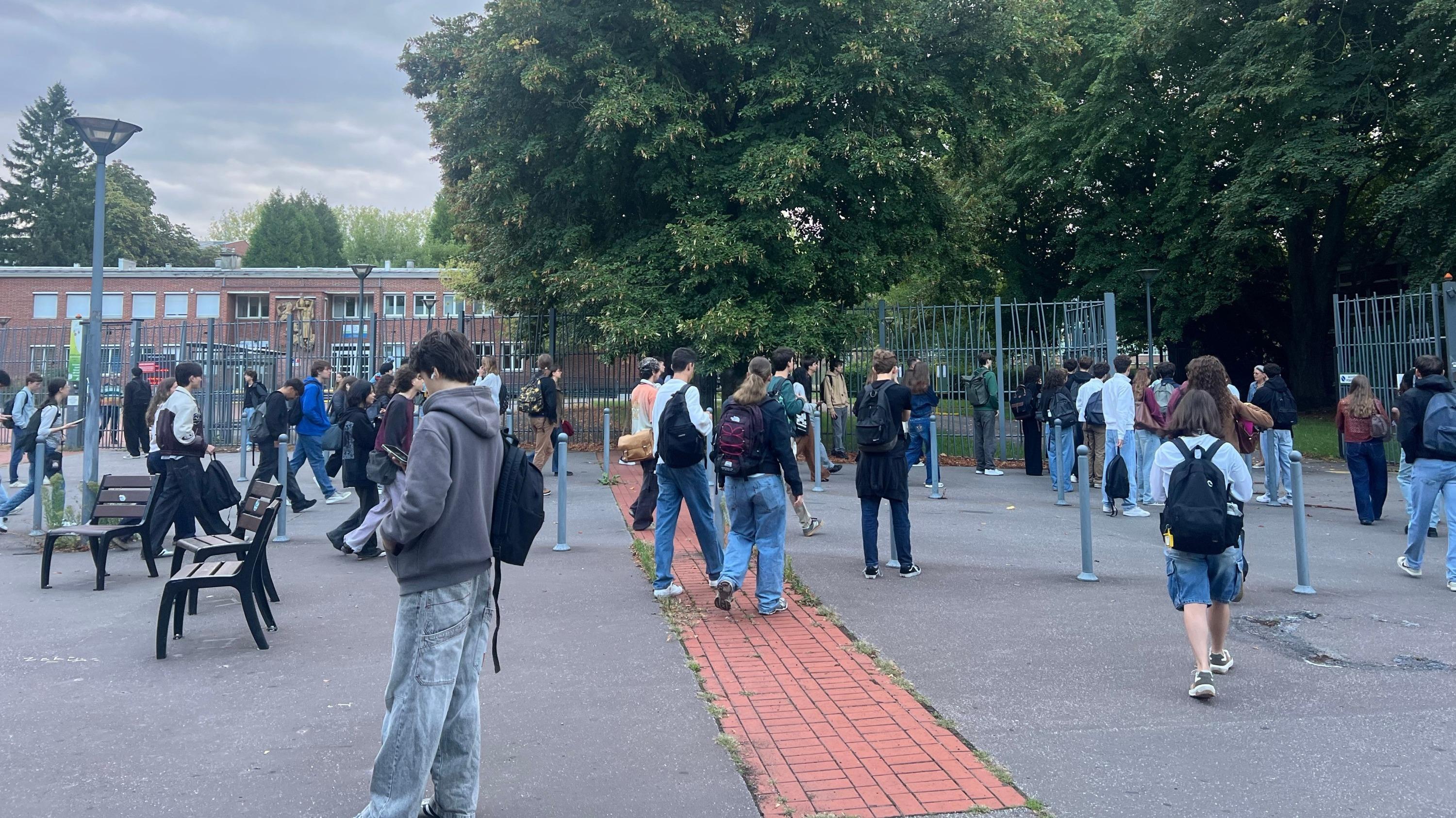EN DIRECT - Rentrée scolaire 2026 : «Tout le monde va l’utiliser en cachette», les lycéens sceptiques face à l’interdiction des portables