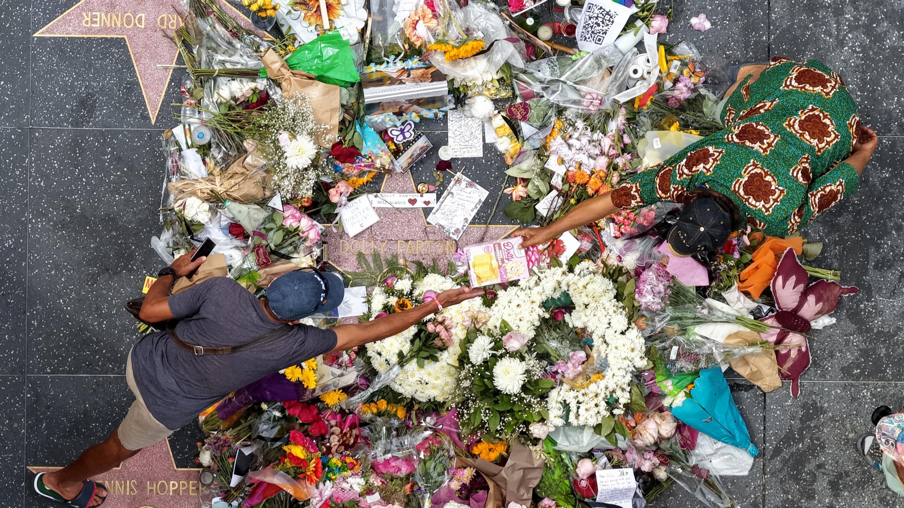 L’étoile de Dolly Parton sur le Walk of Fame vandalisée, une semaine après sa mort