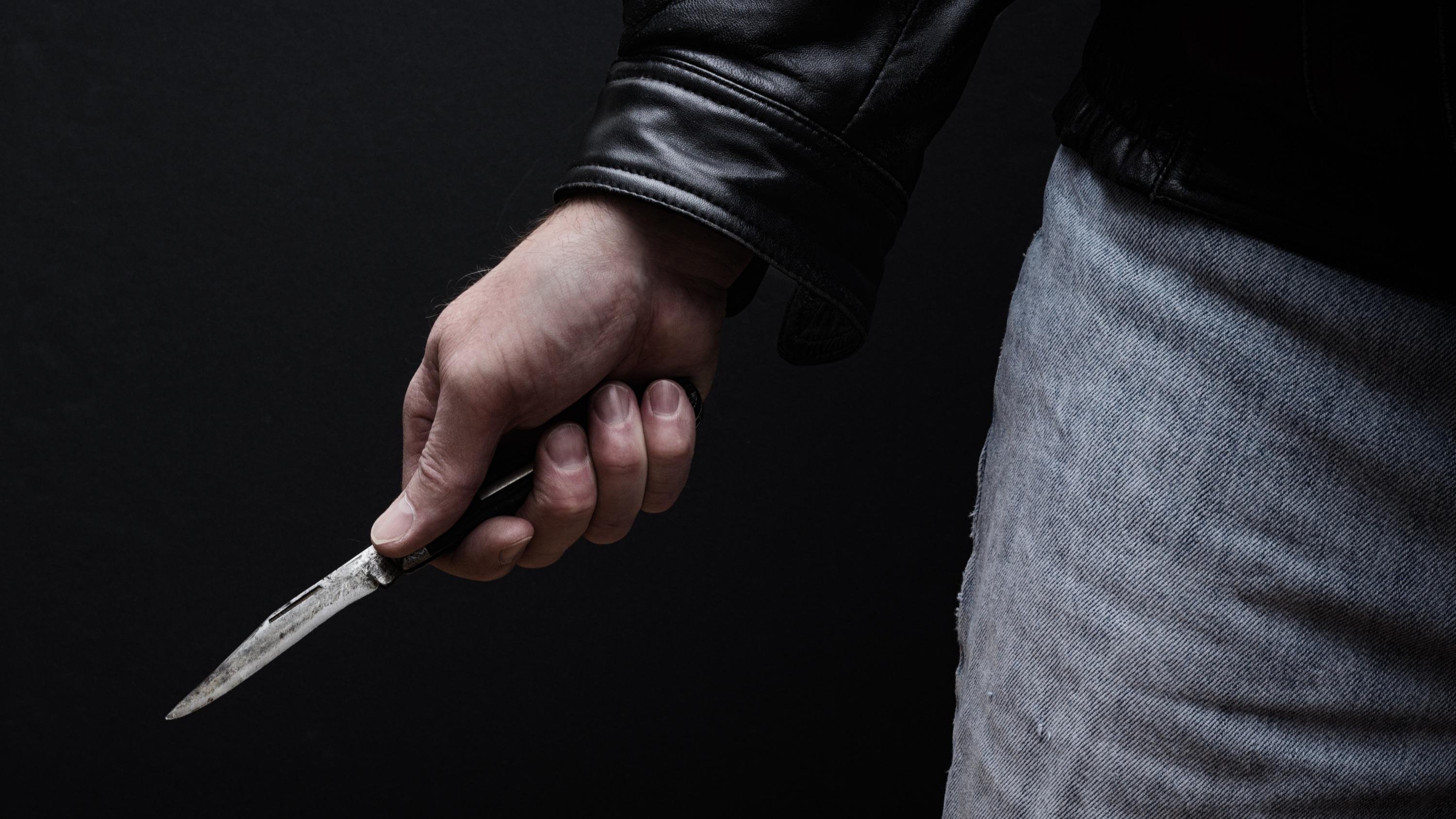 «On nage en plein délire» : deux ans après avoir poignardé son ami d’enfance, un homme interné en psychiatrie autorisé à sortir