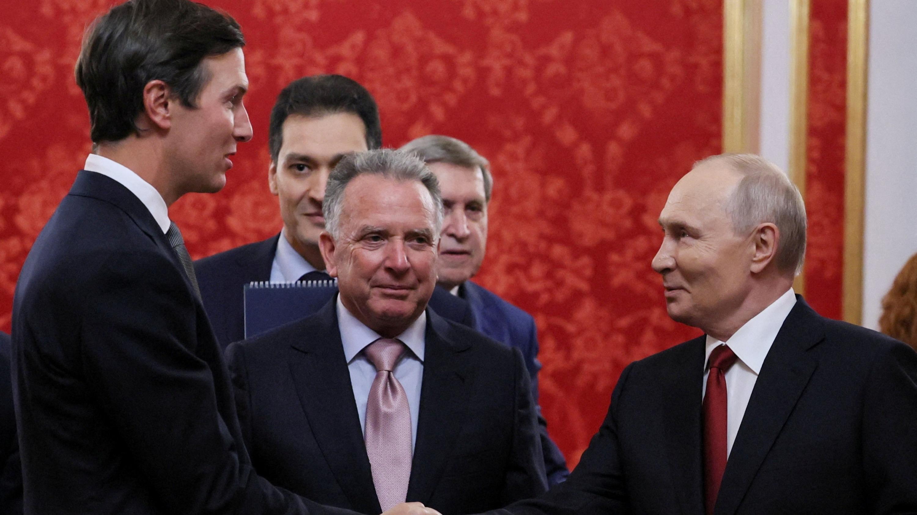 Guerre en Ukraine : dans le Salon rouge du Kremlin, trois heures de discussion entre Witkoff, Kushner et Poutine... sans avancée notable