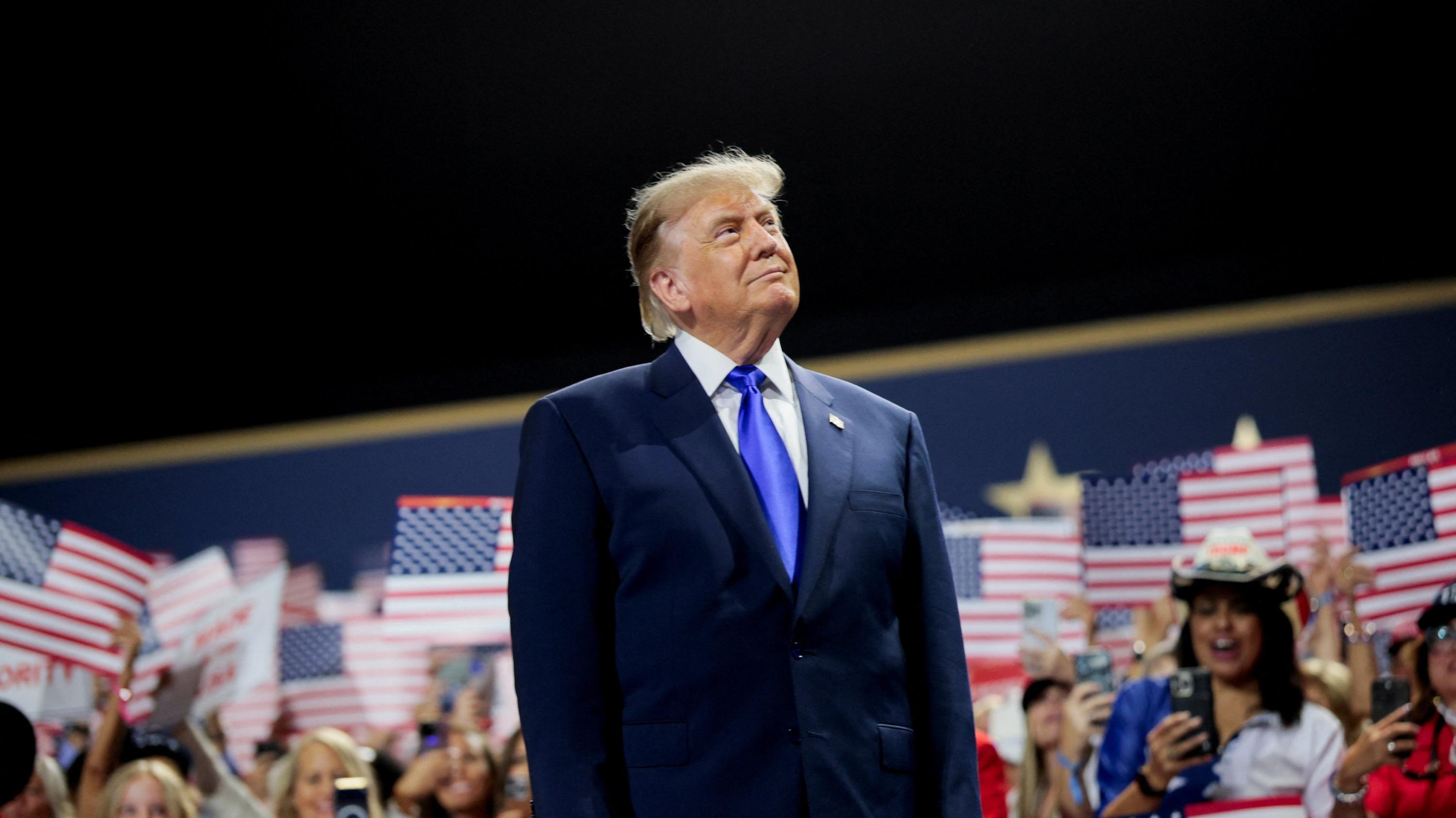 Promesse de 5 000 dollars pour chaque Américain, attaques contre les démocrates « fous » : Donald Trump se place au centre de la campagne des « midterms »