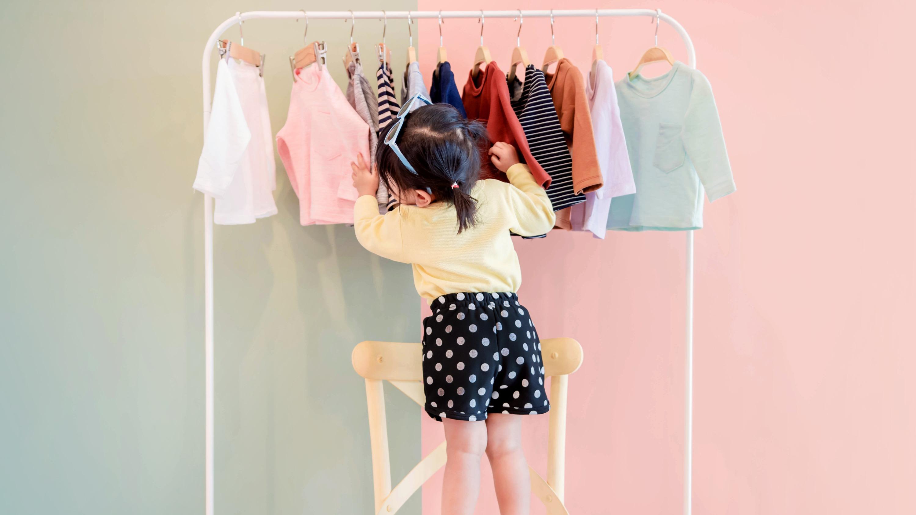 Pourquoi les vêtements des petites filles sont-ils moins confortables que ceux des garçons ?