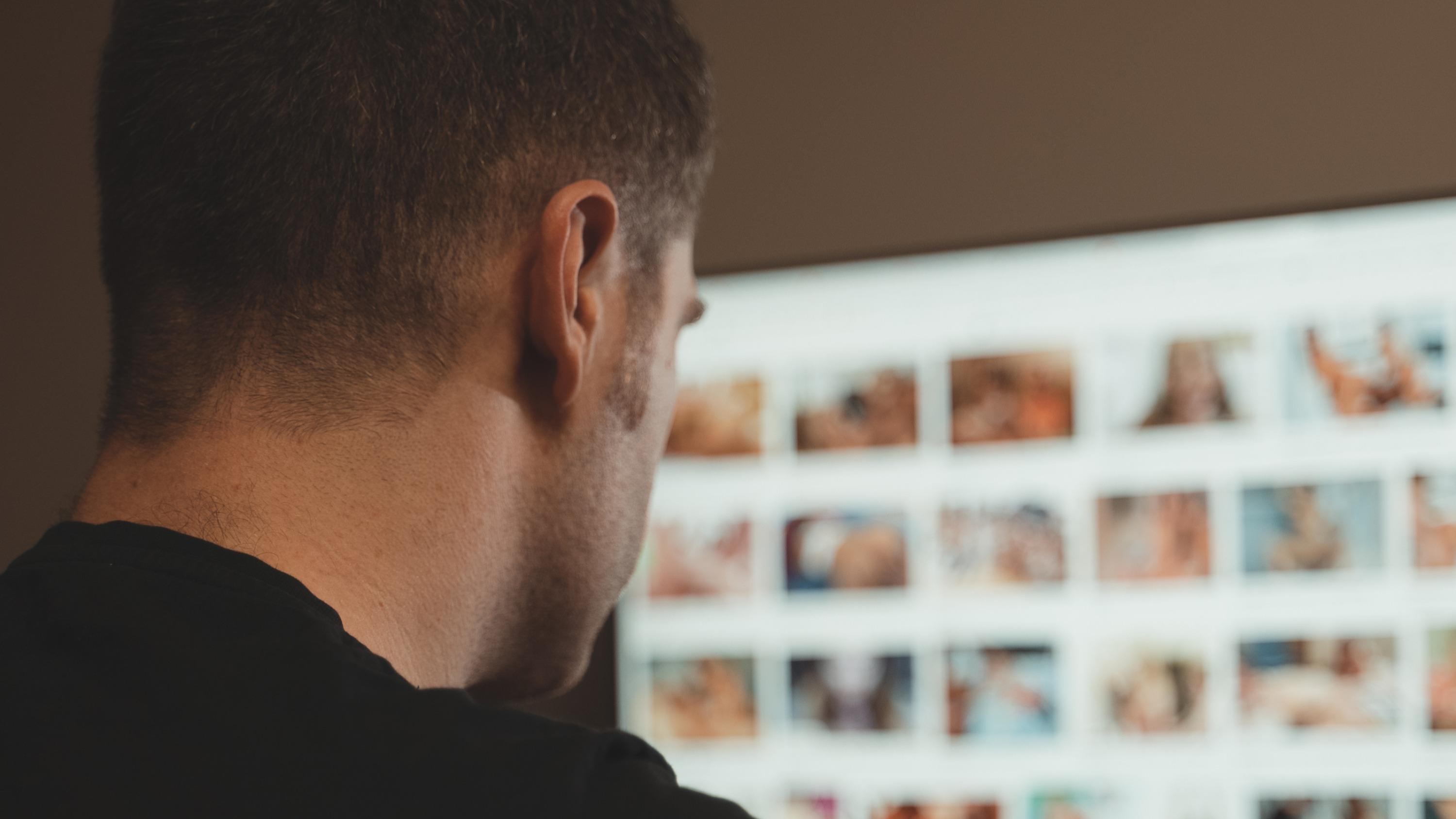 Religion, parti politique, classe sociale : qui sont les plus grands consommateurs de contenus pornographiques en France ?