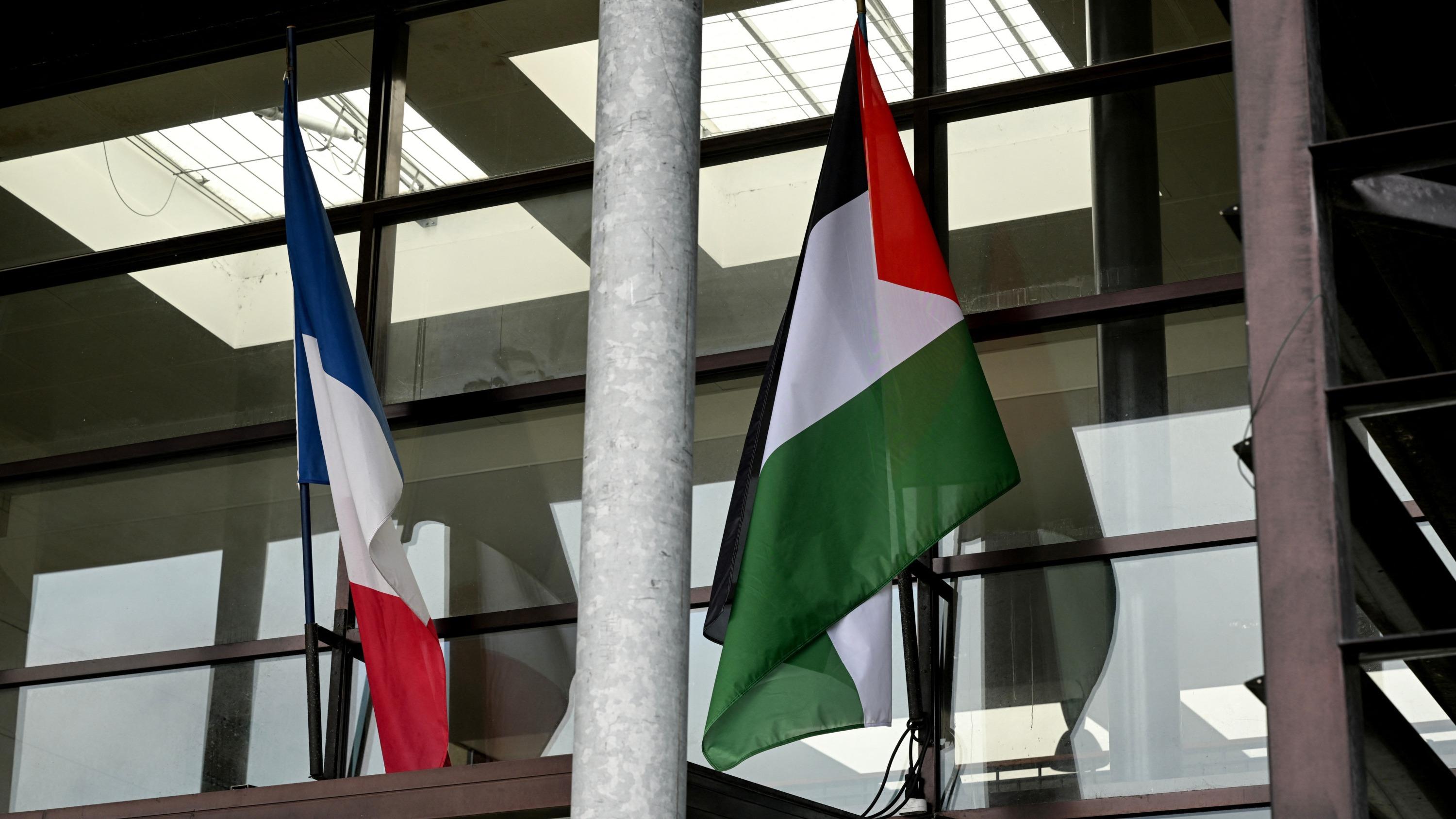 Le préfet des Hauts-de-Seine saisit la justice pour faire retirer les drapeaux palestiniens du fronton de trois mairies