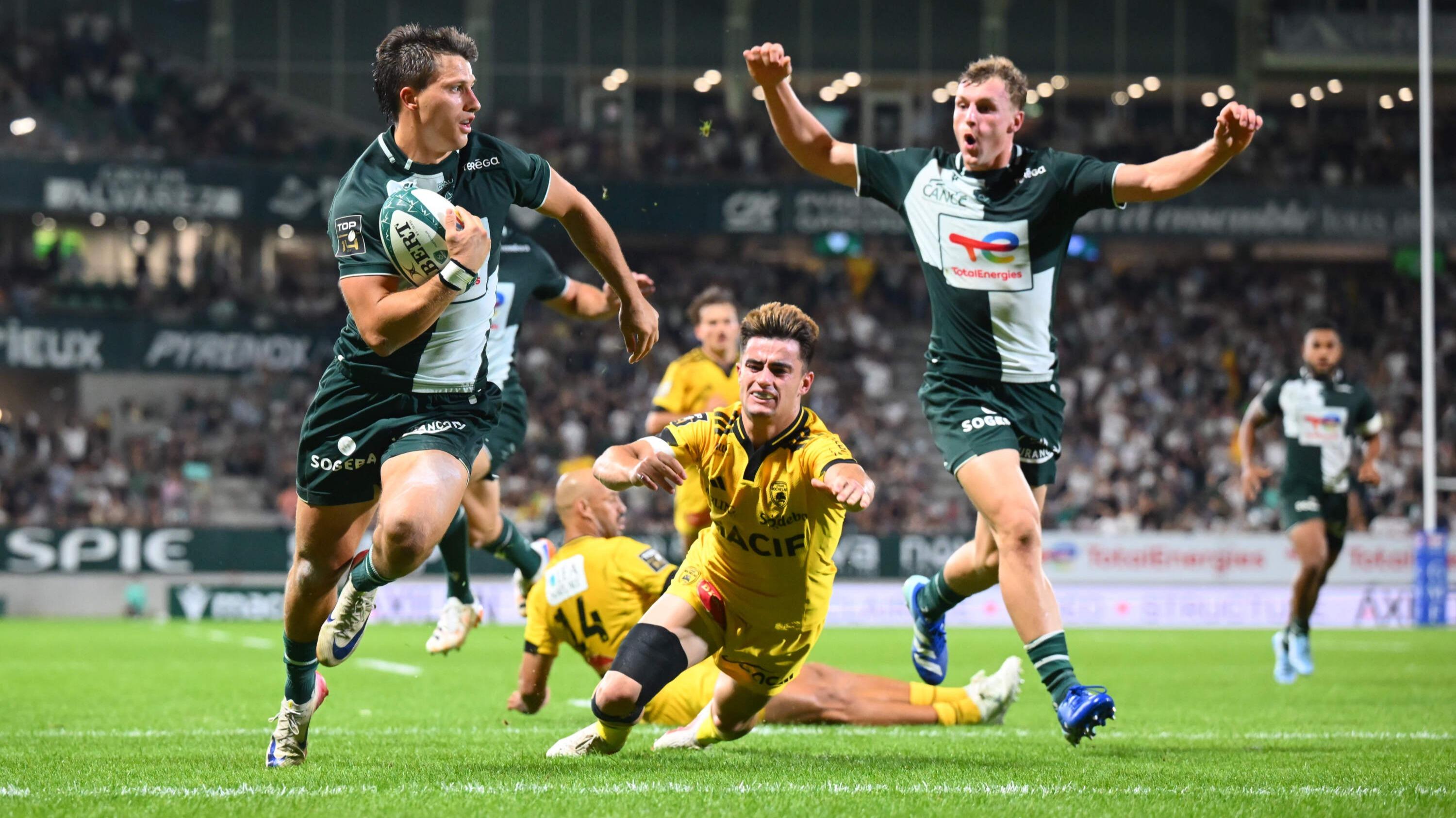 Top 14 : Pau fait le spectacle et étrille La Rochelle