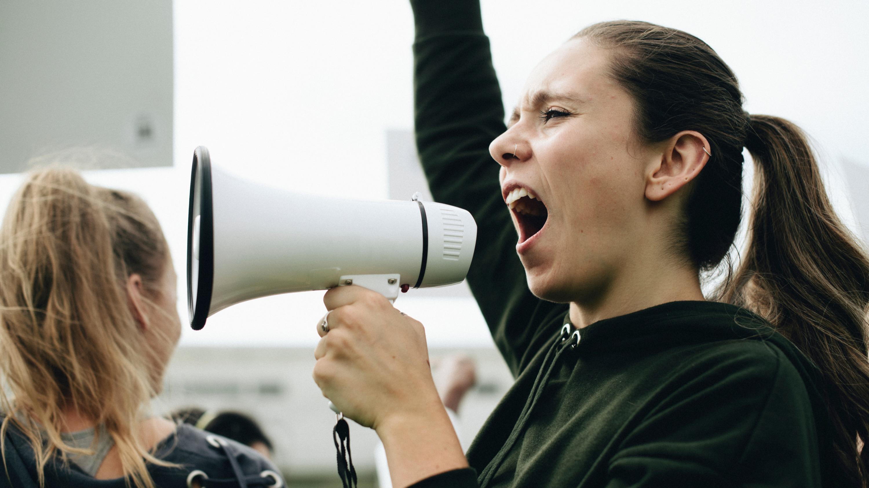 Blocages, feux de poubelles, tirs de mortier d’artifice… La mobilisation s’intensifie devant les lycées