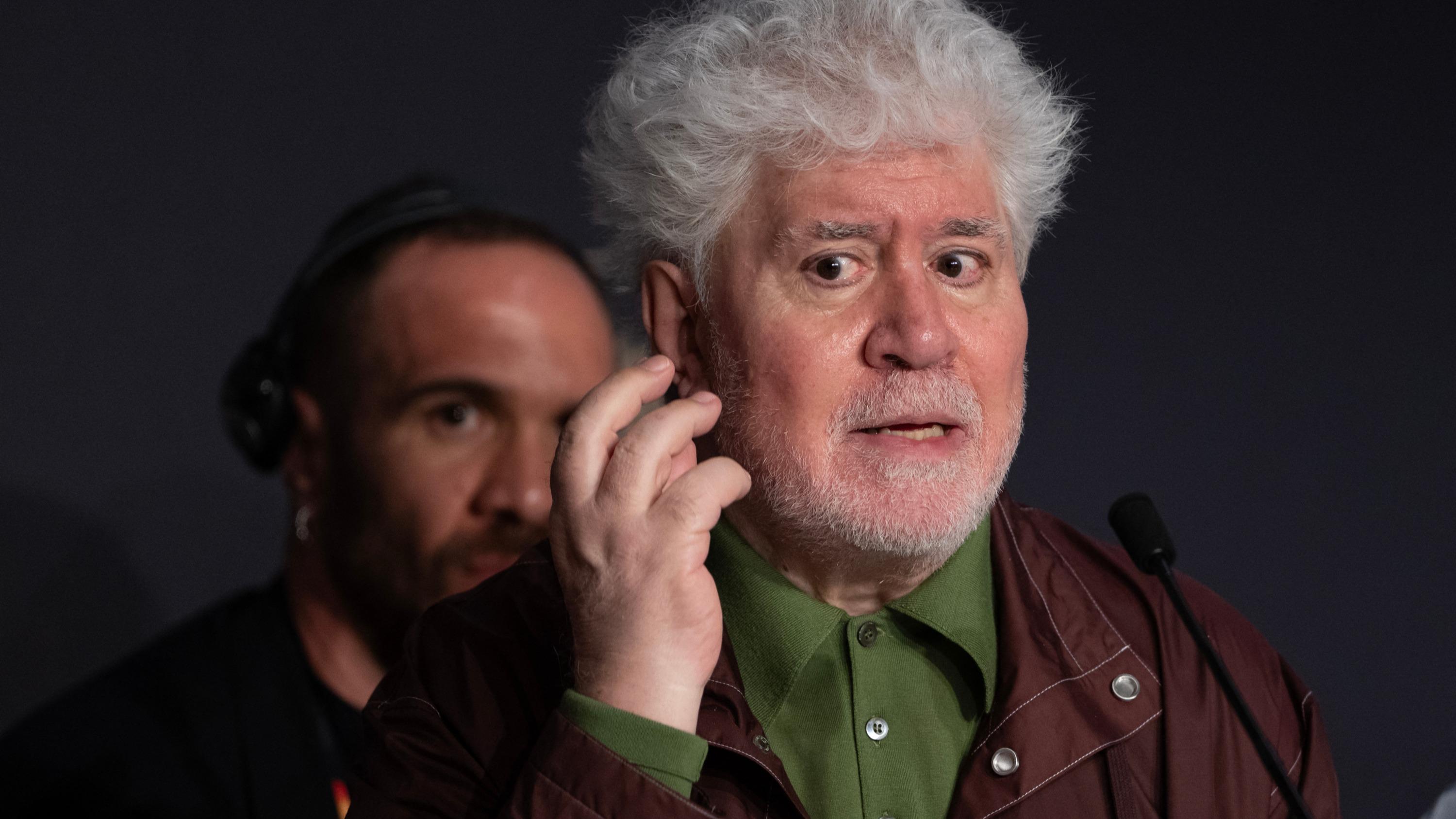 Pedro Almodóvar associe sa voix aux militants pour le droit au logement à Madrid