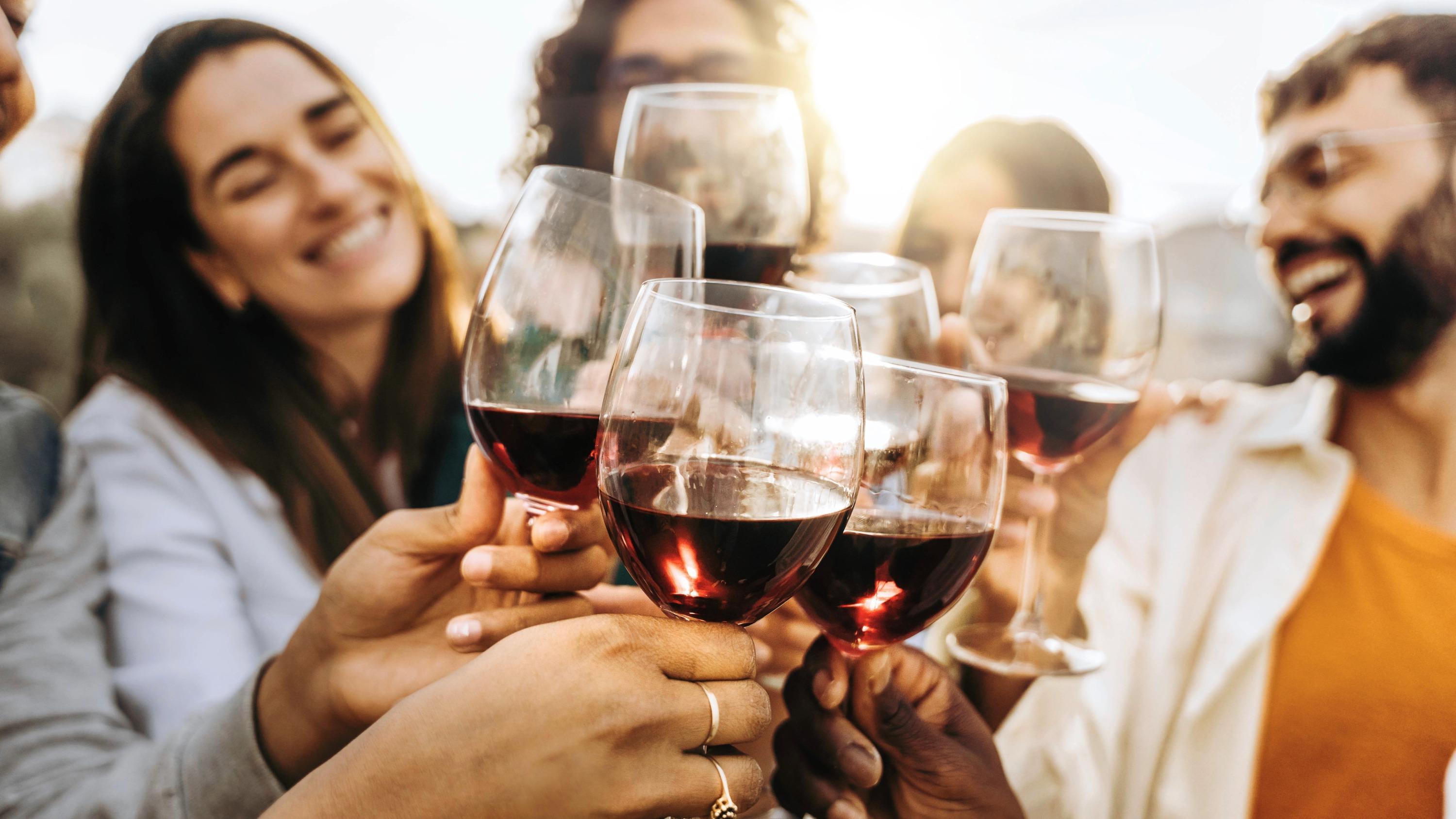 Ils boivent moins, mais mieux : ces jeunes qui se passionnent encore pour le vin