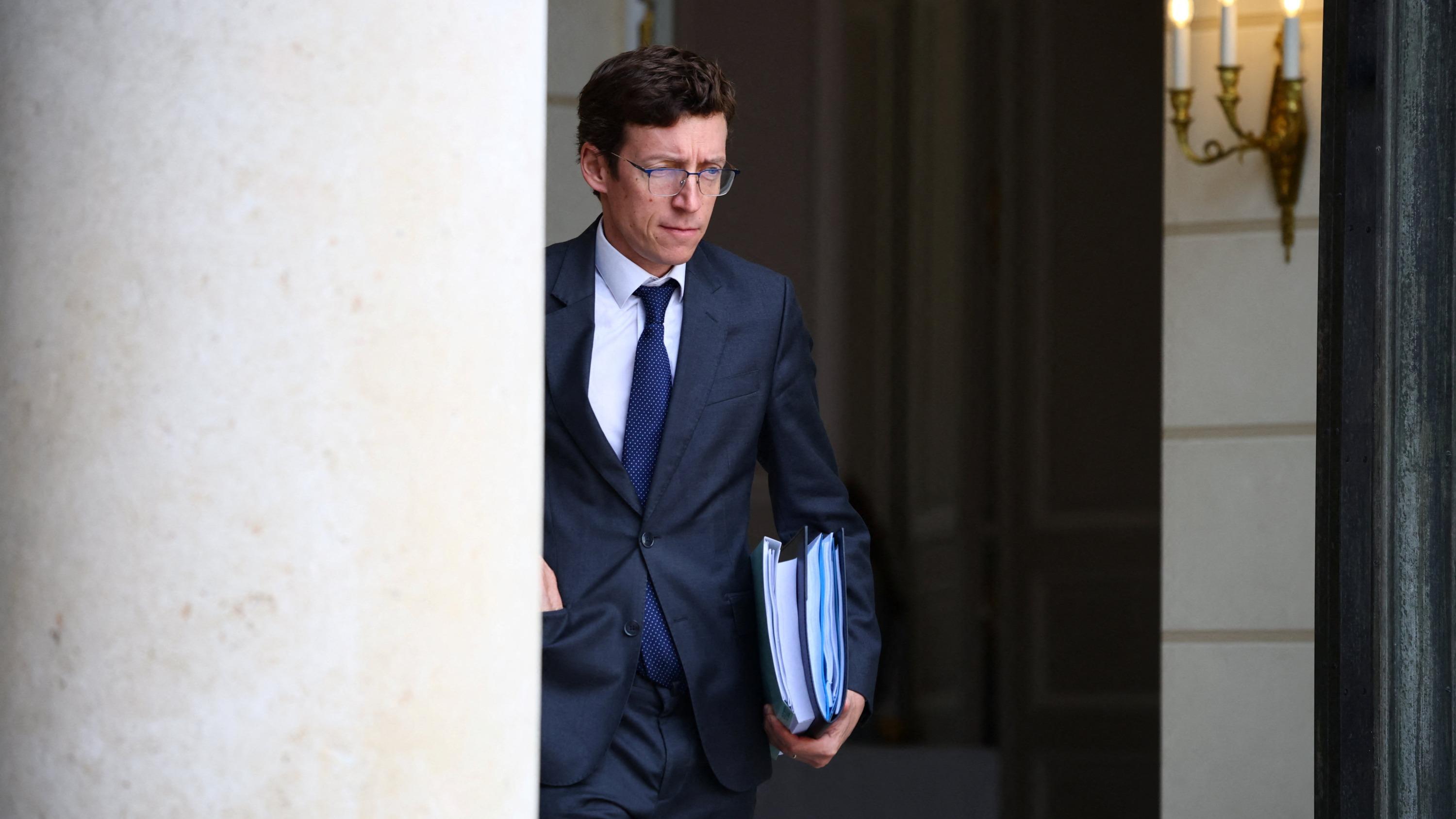 3000 professeurs sortis du chapeau : la troublante mobilisation express de remplaçants pour calmer la colère lycéenne